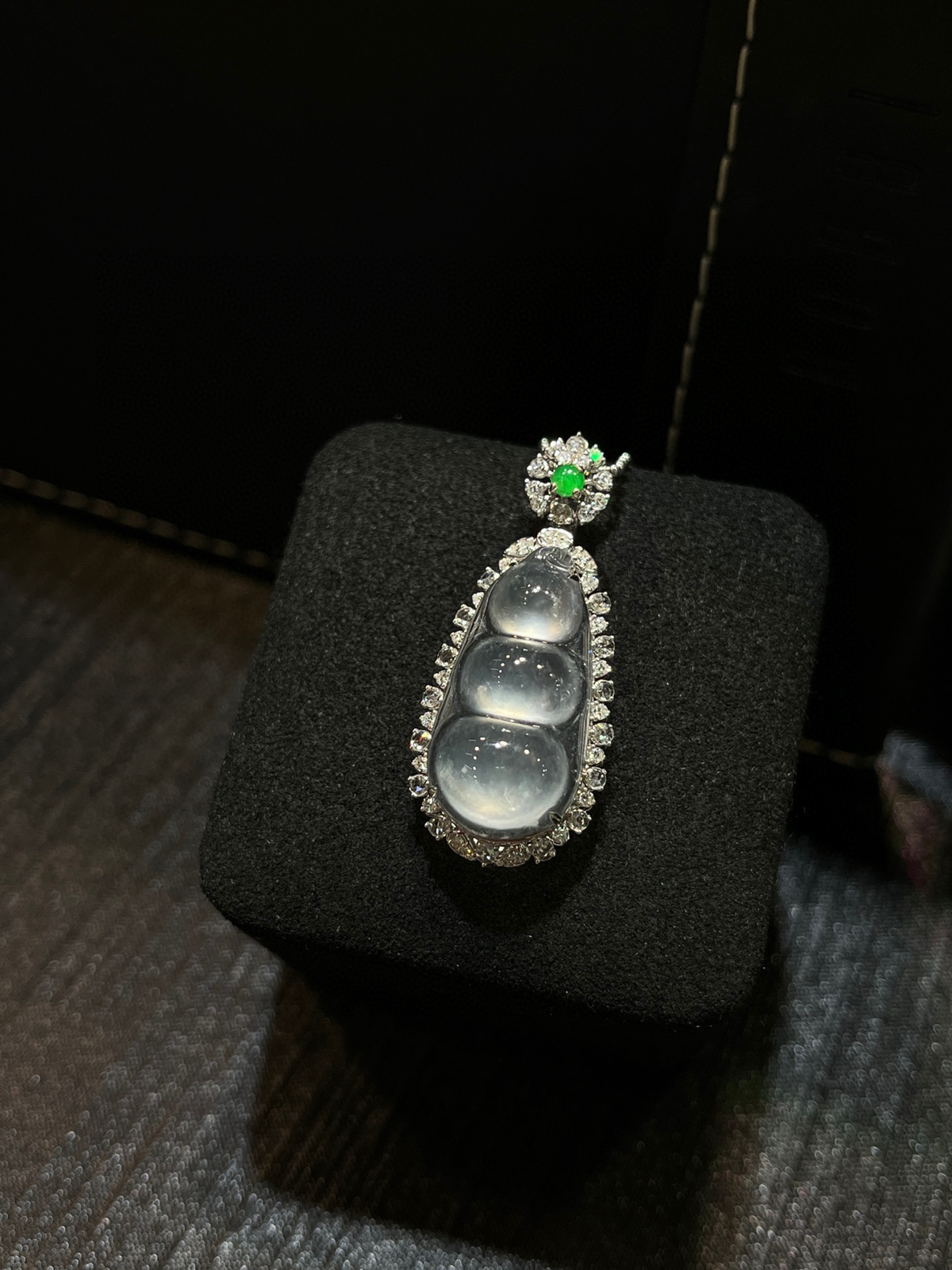 高冰福豆｜连中三元，冰润到发光
-

冰种通透起光，胶感满满，干净无杂
18k金镶嵌