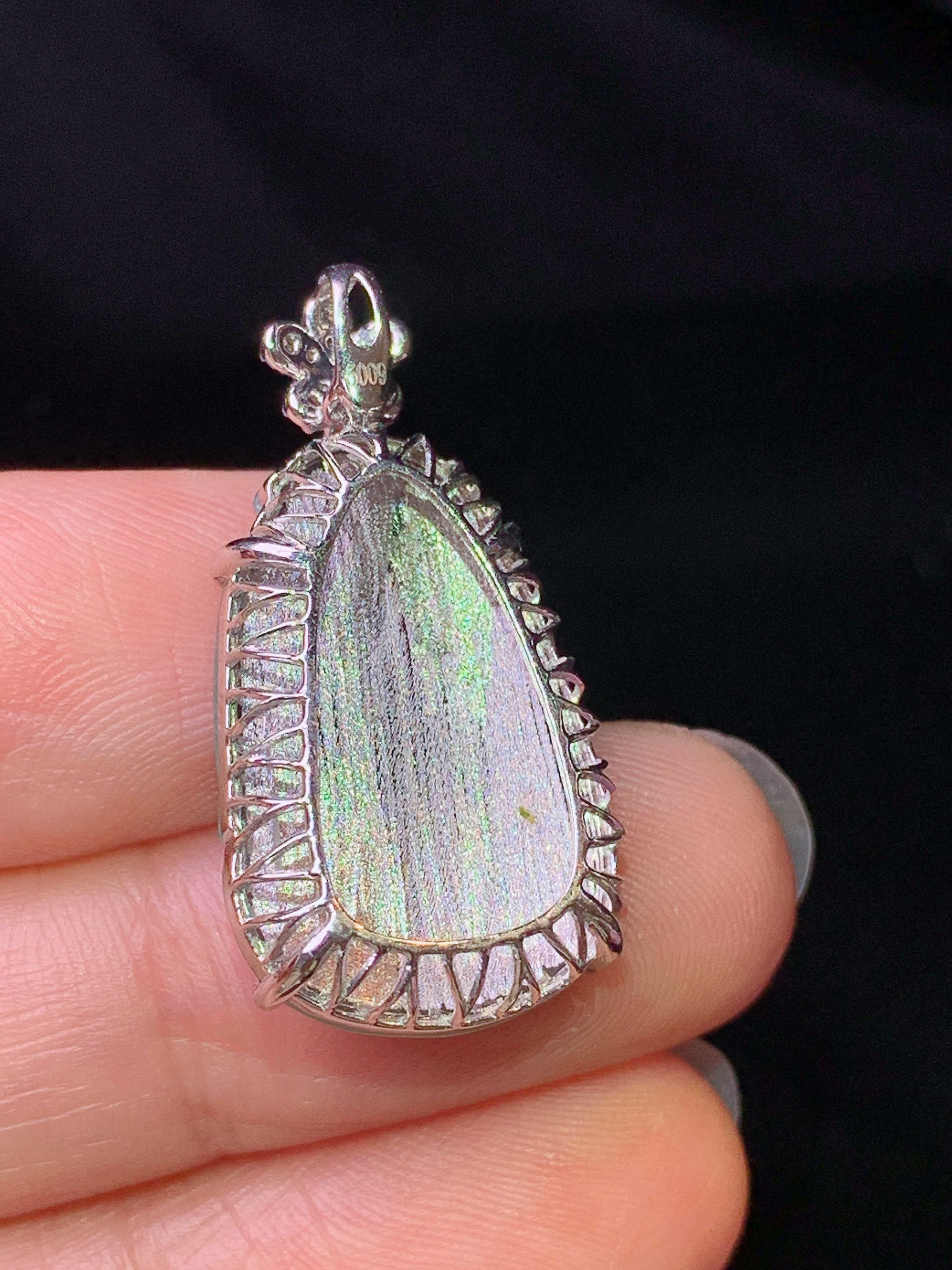 18k金钻镶嵌翠绿如意吊坠 玉质细腻 色泽艳丽清新 水润亮眼 整体尺寸28.3*14.5*6.6j2