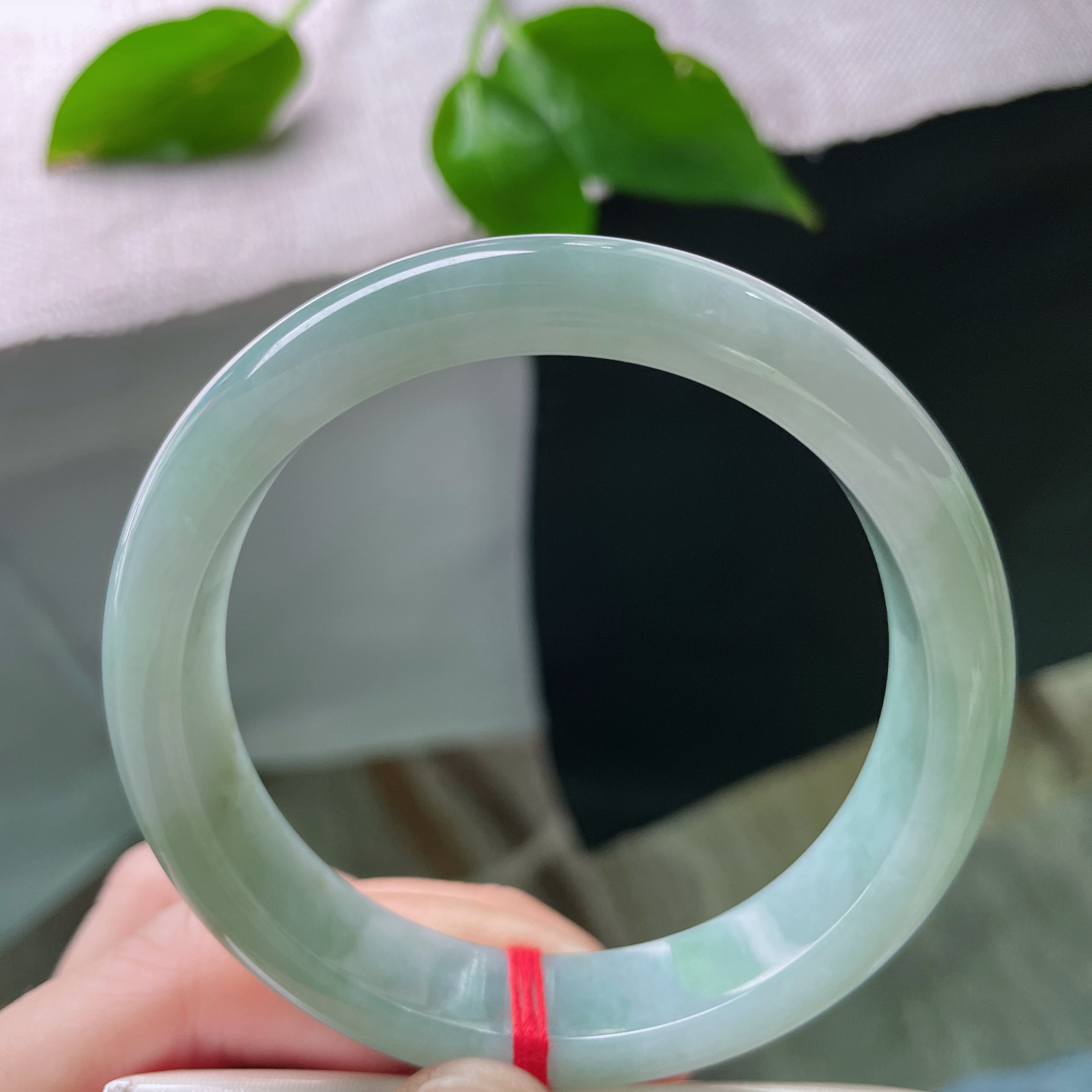 尺寸：57/12.8/7.7，蓝底正圈，水头好，质地莹润细腻，干净，古典婉约..