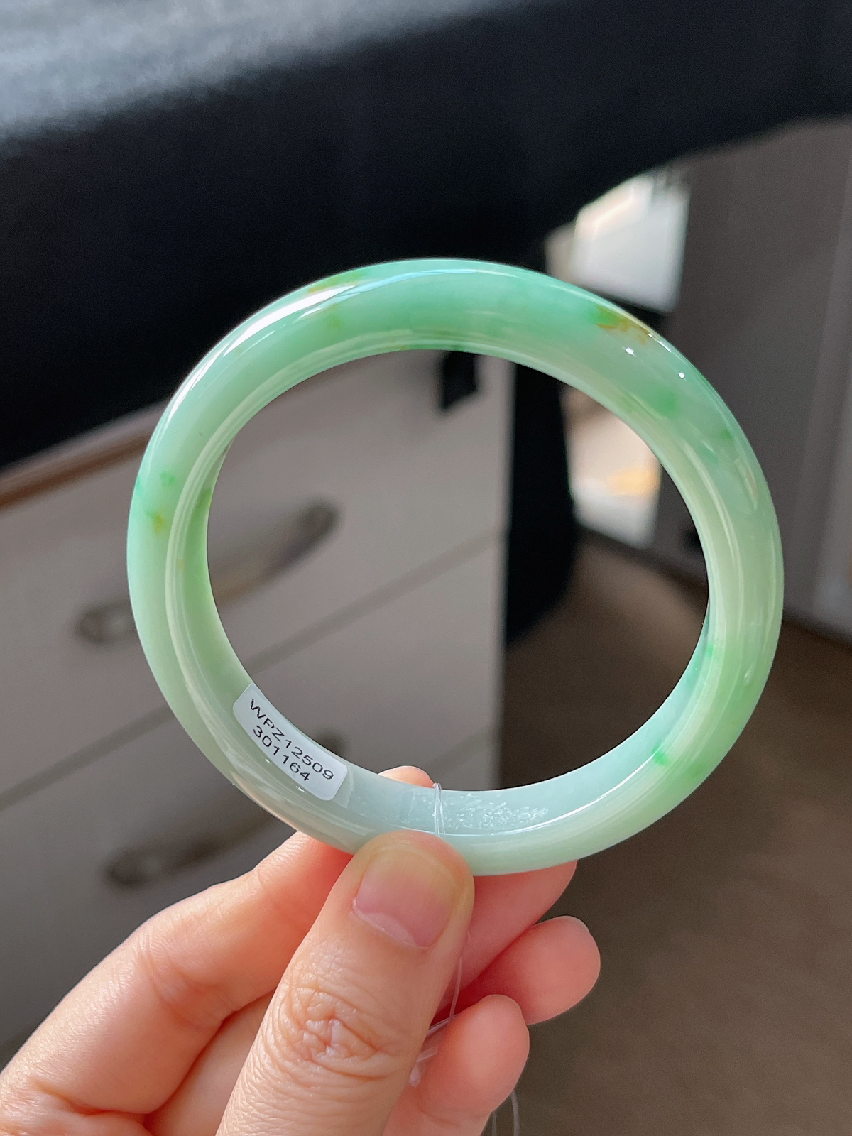 正圈57.5圈口，翡翠糯化种飘绿手镯