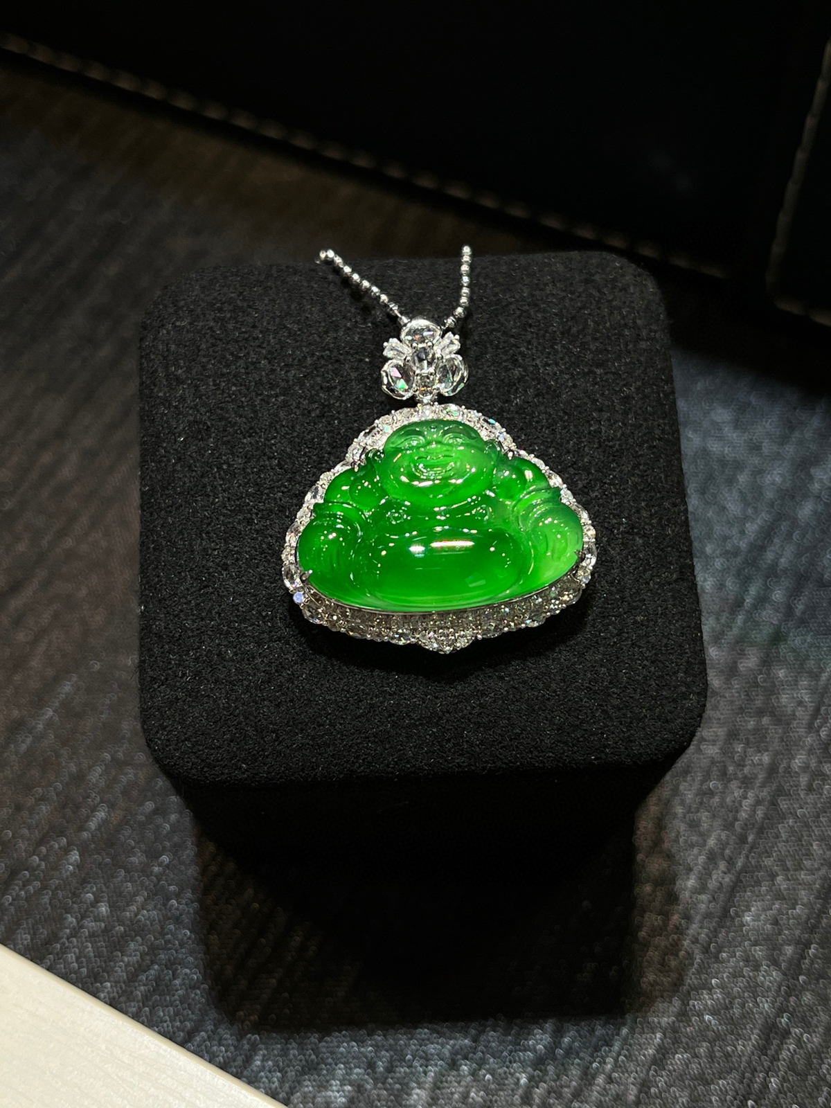 冰阳绿佛公｜一眼心动的翡翠本命佛
种老冰透，正阳绿浓郁鲜亮，均匀吸睛
佛公开脸慈悲喜庆，圆润饱满，