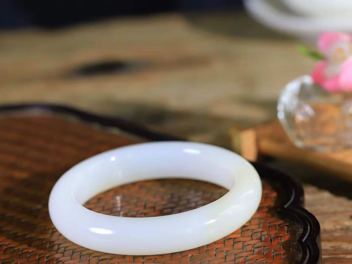 【婉约佳人.手镯】

精品和田玉双色手镯 玉质温润细腻 油性十足 手感舒适，高华雅逸，线条流畅，简约