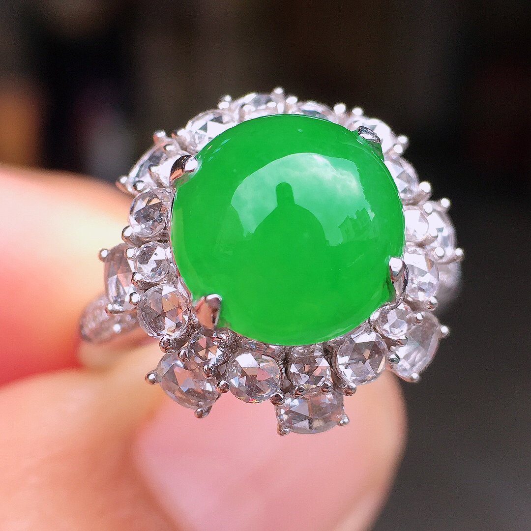 阳绿蛋面戒指，色泽均匀艳丽，玉质细腻，荧光感超
强，饱满圆润，尽显优雅气质，18k
金豪华镶嵌