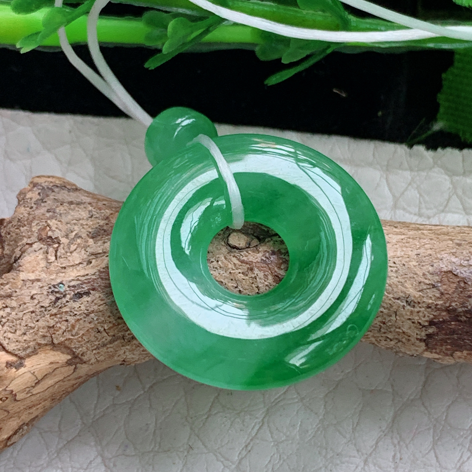 xo实拍22.3*3.7缅甸翡翠a货冰绿饱满甜甜圈 玉扣玉挂件 玉坠