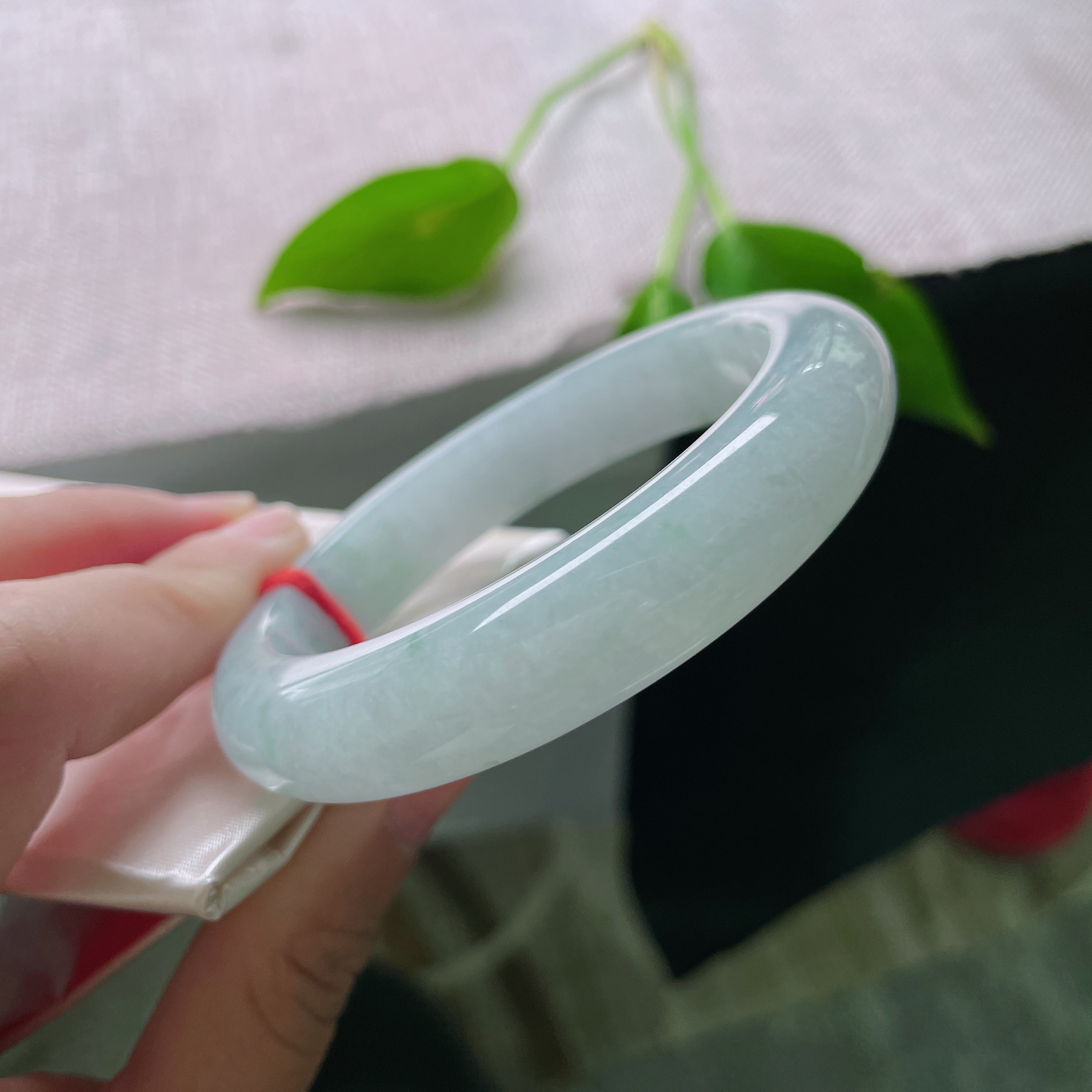 尺寸：56.2/12.7/9.4，淡蓝底正圈，厚装大气，玉遇良人，镯定今生..