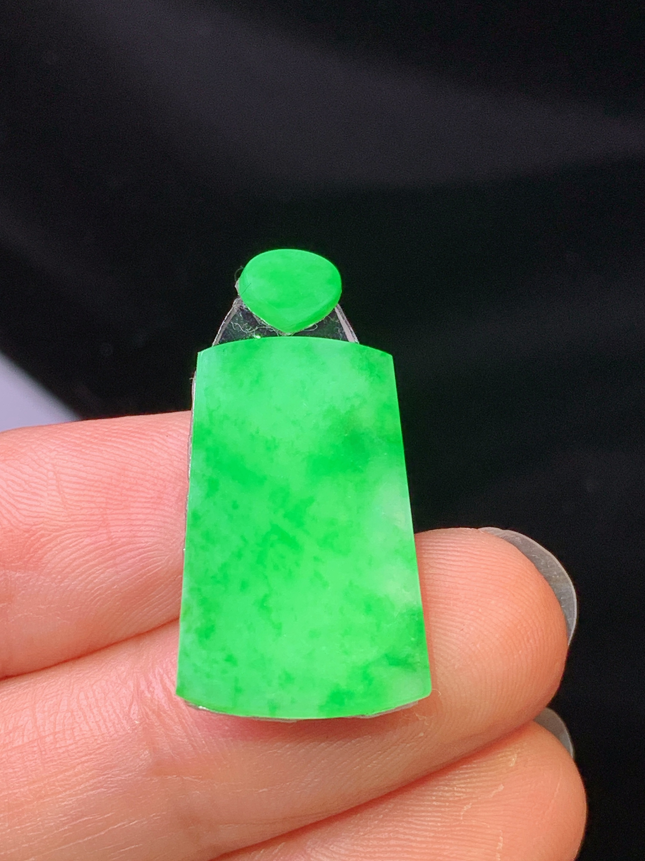 镶嵌款 翠绿无事牌吊坠 玉质细腻 色泽艳丽清新 水润亮眼 整体尺寸22.8*13.7*2*2x