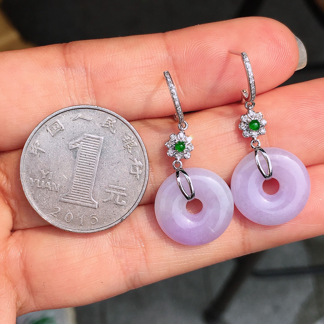 紫罗兰平安扣耳坠，色泽均匀艳丽，玉质细腻，荧光感超
强，饱满圆润，尽显优雅气质，18k
金豪华镶嵌