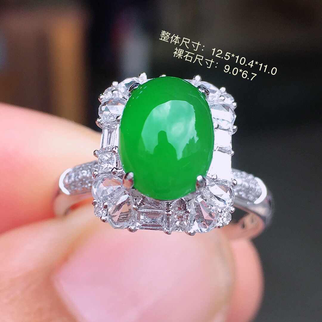 阳绿蛋面戒指，色泽均匀艳丽，玉质细腻，荧光感超
强，饱满圆润，尽显优雅气质，18k
金豪华镶嵌