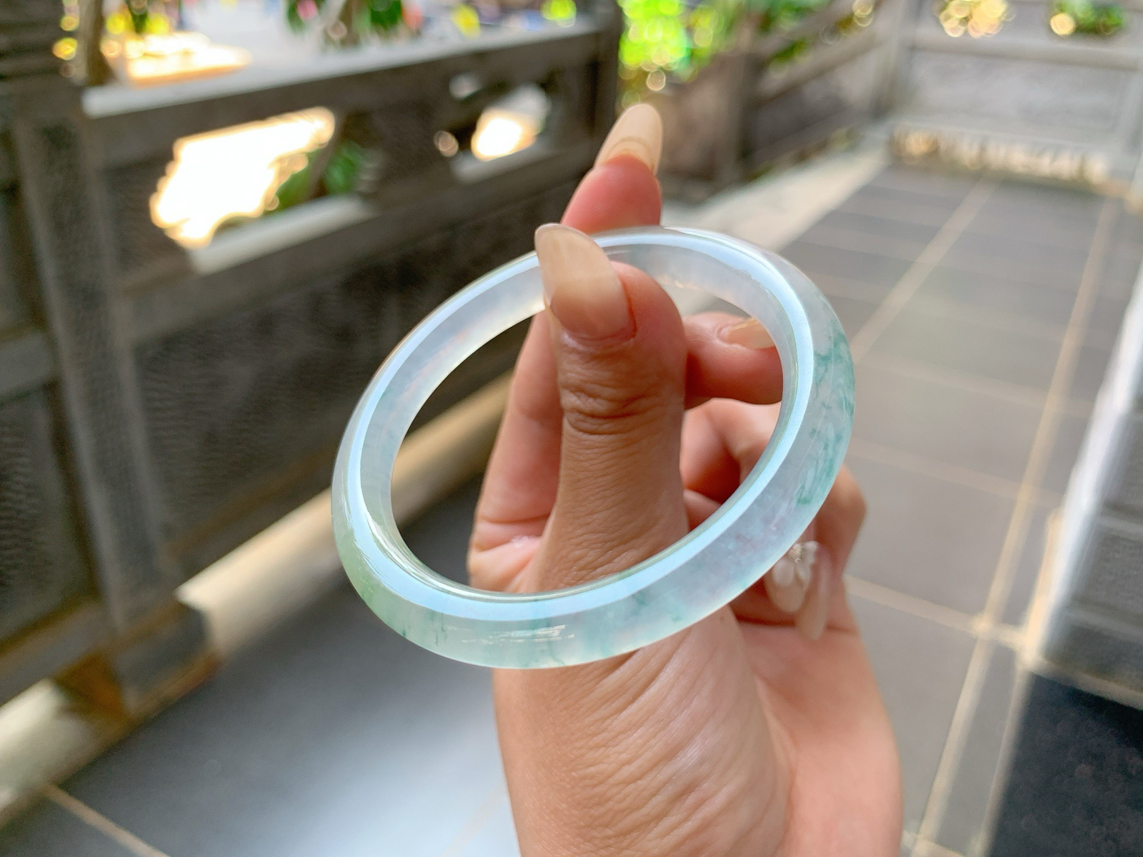 ｜51圈口
冰飘花美人条，条粗:6.5，飘蓝花，丝丝花飘逸灵动，还带一点冰黄翡，像渐变色一样，种老冰透，光感特别好，