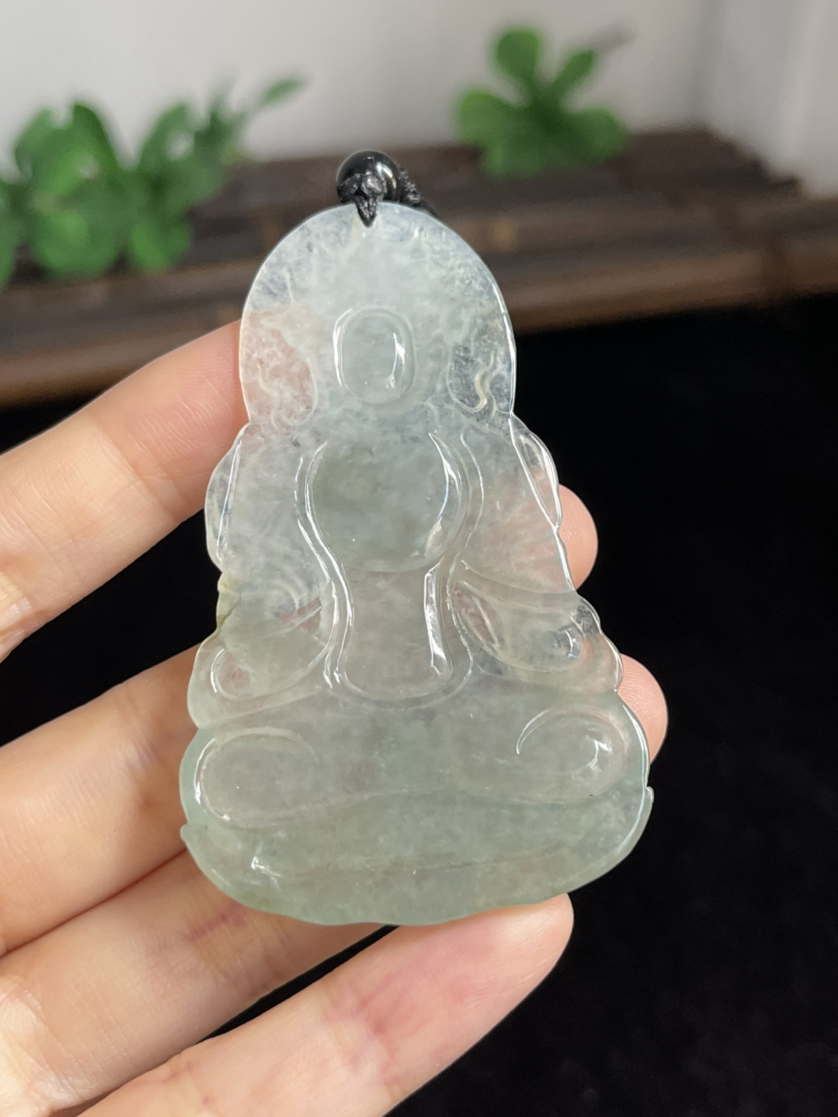 翡翠冰糯种淡绿色吊坠，配珠未测