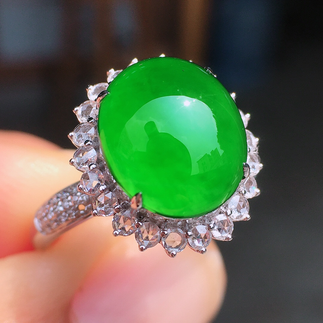 满绿蛋面戒指，色泽均匀艳丽，玉质细腻，荧光感超
强，饱满圆润，尽显优雅气质，18k
金豪华镶嵌