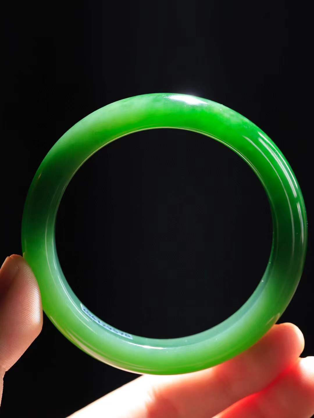 【碧色荡漾·手镯】

收藏级臻品和田玉碧玉手镯，玉质细腻温润，手感舒适，️线条流畅，简约大气，美自天成，佩戴于腕间，婉约之美，举手投足间透出那份低调奢华，醉人心扉。重64.5克  内径圈口59.5mm  尺寸13-9mm  FDA-66372433