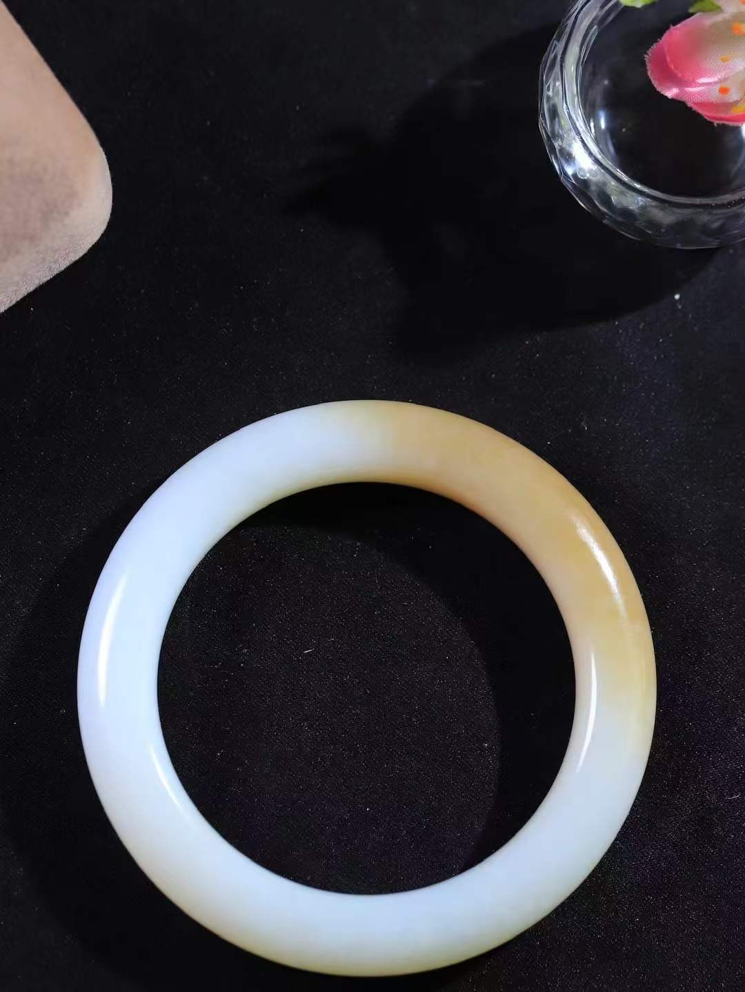 （柔情似水.手镯）

精品和田玉糖白玉手镯，玉质温润细腻，镯型饱满圆润，优雅知性，姽婳于幽静兮，又婆娑乎人间，经典款型，古朴典雅。极具灵性，腕间风情，风姿卓越。 
重56.5克   尺寸53.5-11.3-10.3mm    FDL-36302426