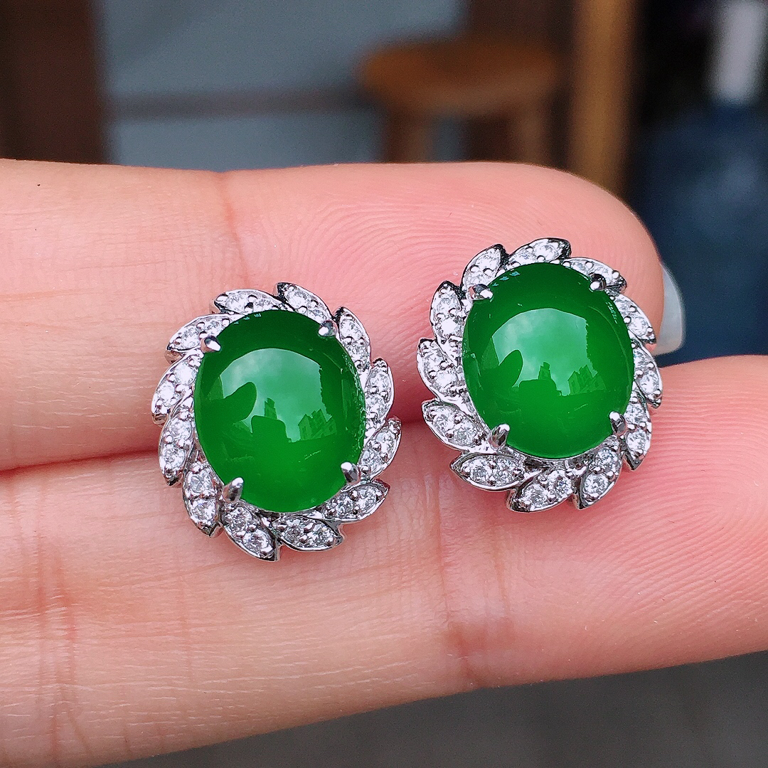 满绿蛋面耳钉，色泽均匀艳丽，玉质细腻，荧光感超
强，饱满圆润，尽显优雅气质，18k
金豪华镶嵌