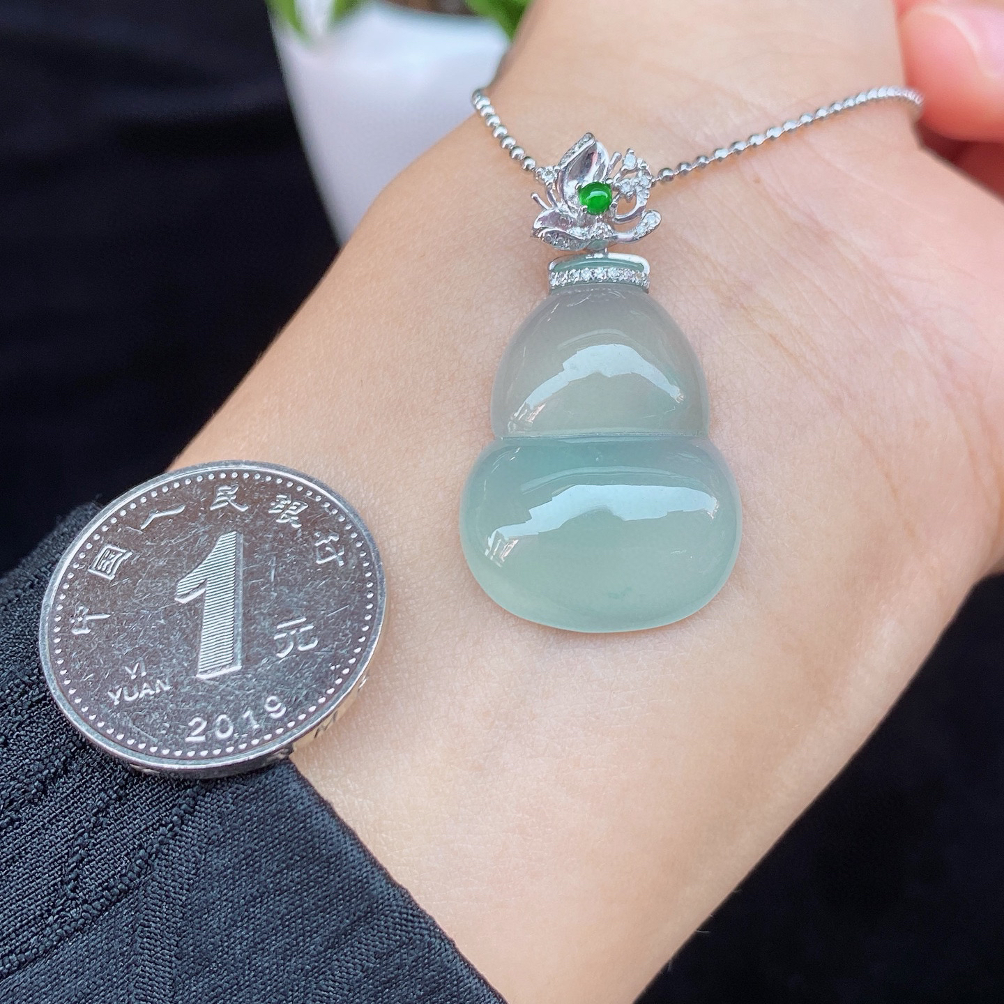 冰晴葫芦吊坠 
冰种质地，水润通透
饱满圆润，18k金镶嵌
实物更美～