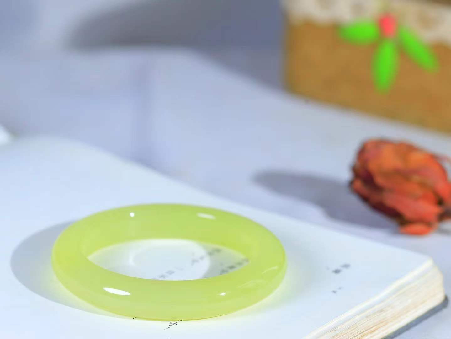 （冬日暖阳.手镯）

精品和田玉黄口料手镯 质地油润，大气雅致，清风明月潺潺，浮浮洗尽铅华随于心