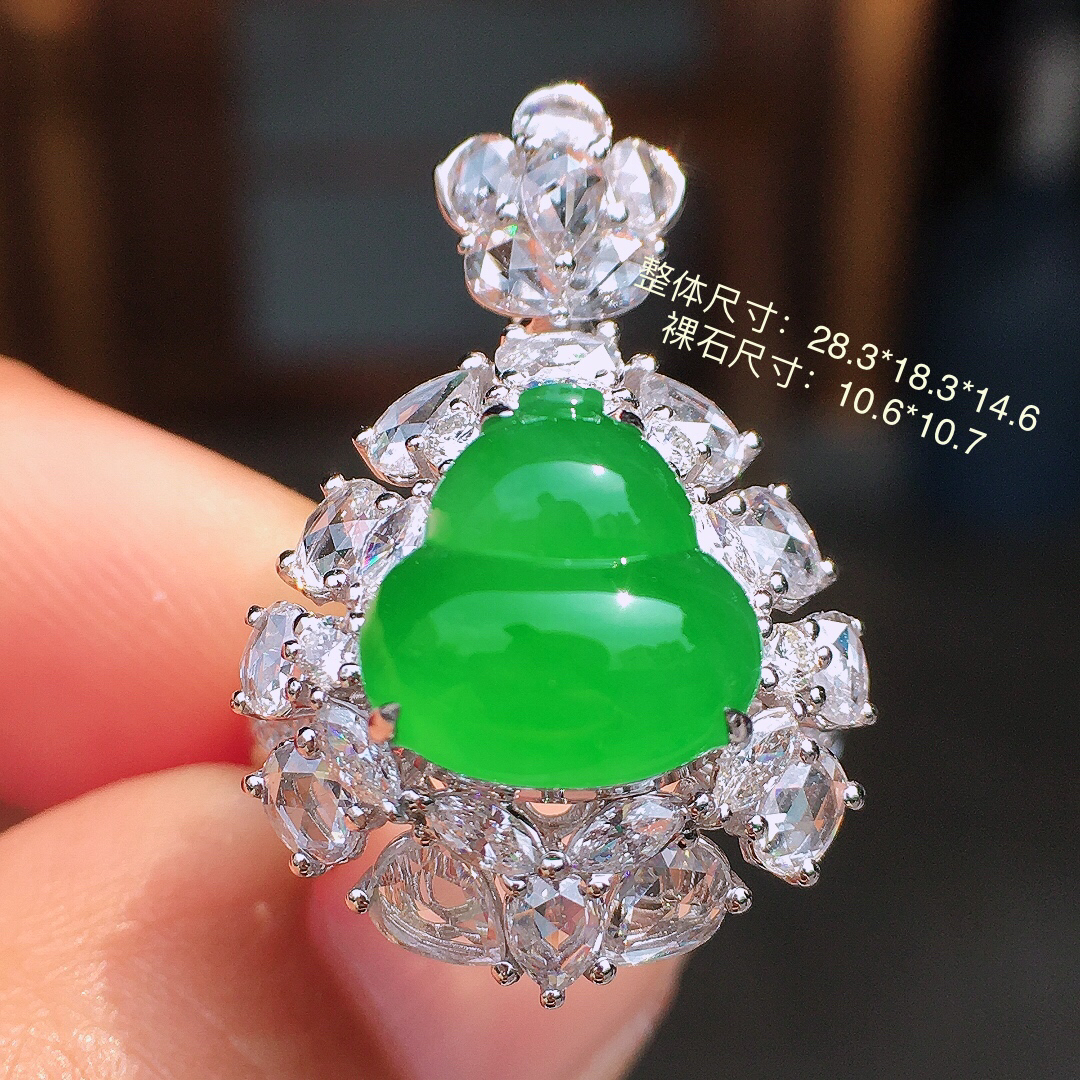 阳绿葫芦戒指/吊坠两用款，色泽均匀艳丽，玉质细腻，荧光感超
强，饱满圆润，尽显优雅气质，18k
金豪华镶嵌