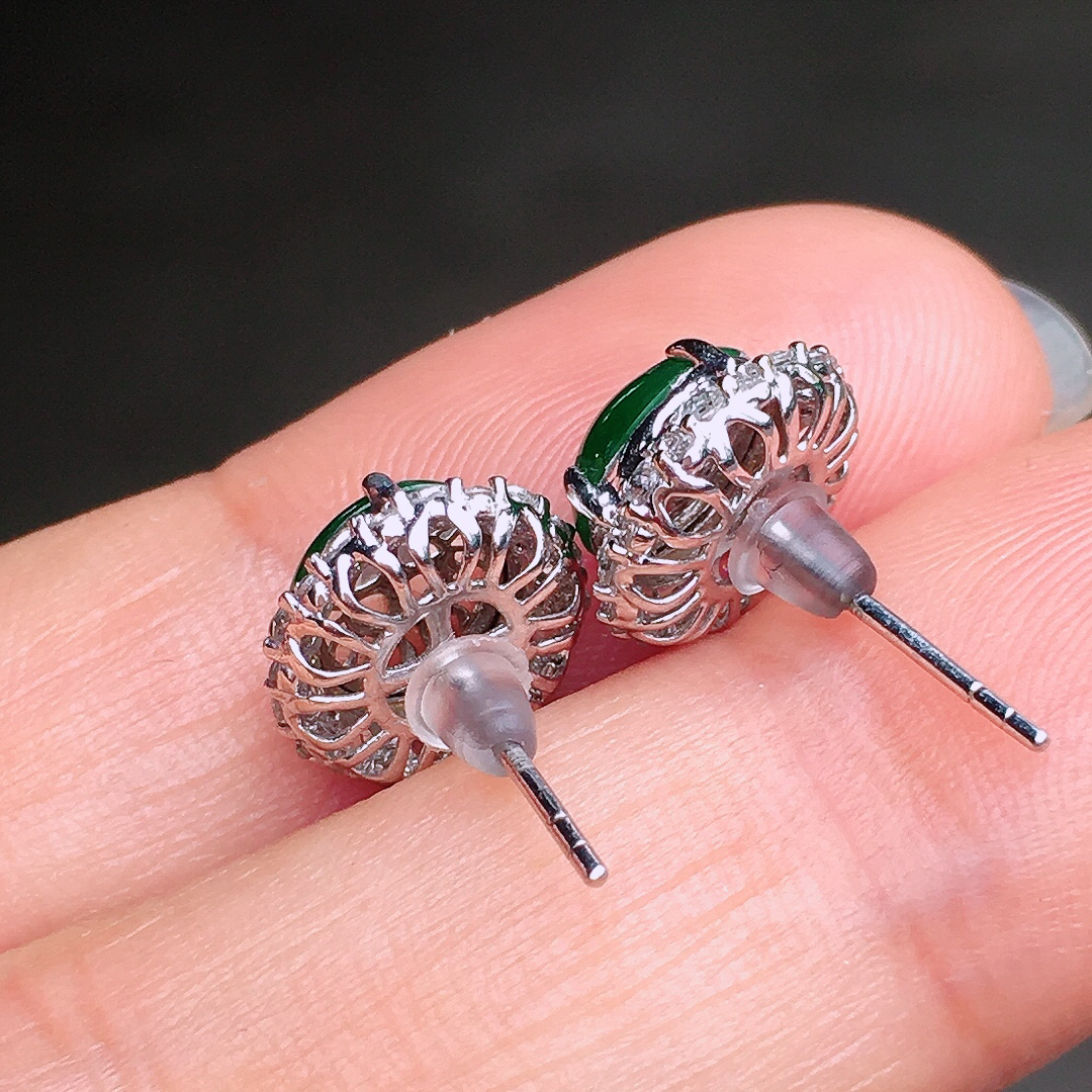 阳绿蛋面耳钉，色泽均匀艳丽，玉质细腻，荧光感超
强，饱满圆润，尽显优雅气质，18k
金豪华镶嵌