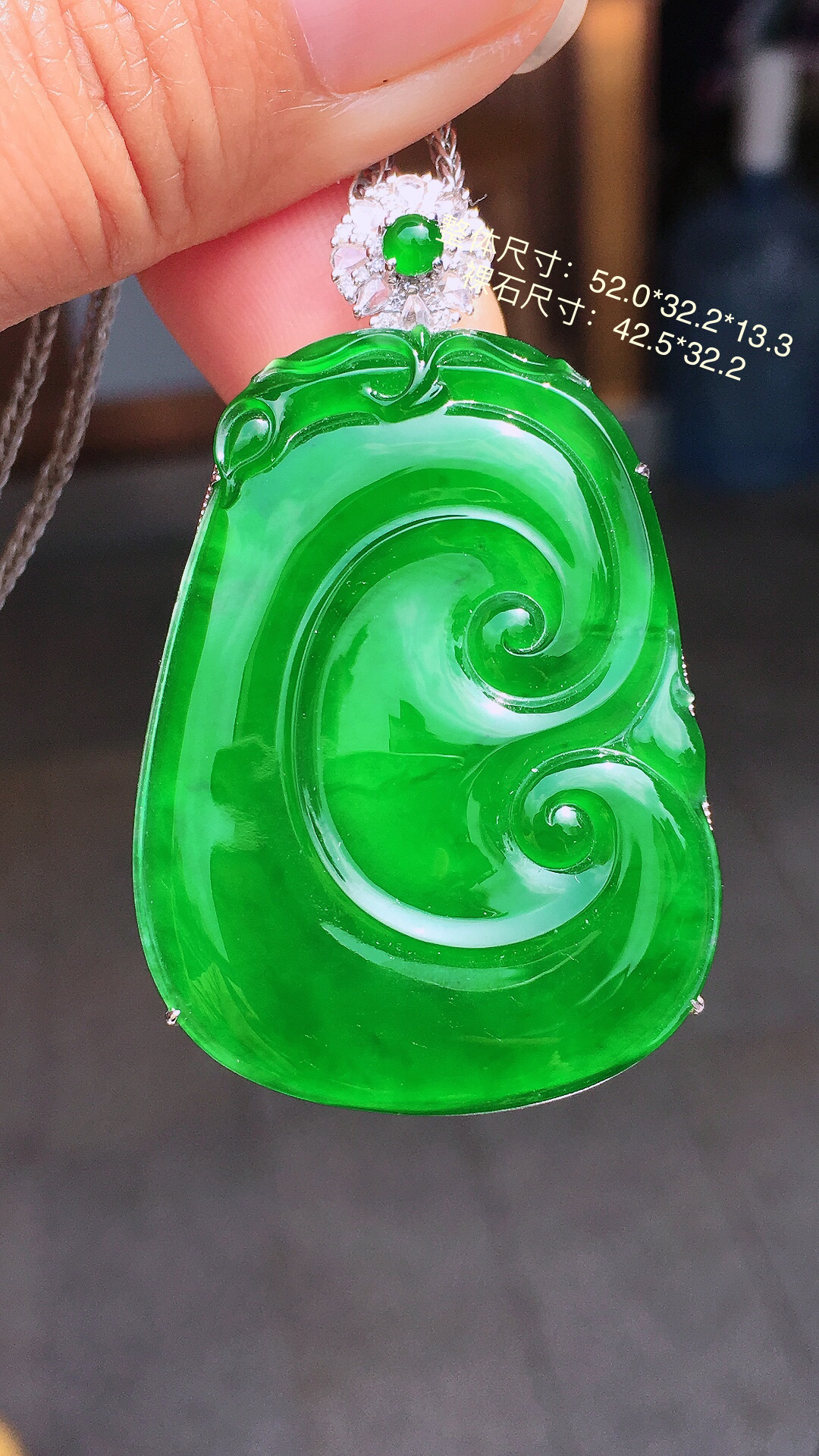 满绿如意吊坠，色泽均匀艳丽，玉质细腻，荧光感超
强，饱满圆润，尽显优雅气质，18k
金豪华镶嵌