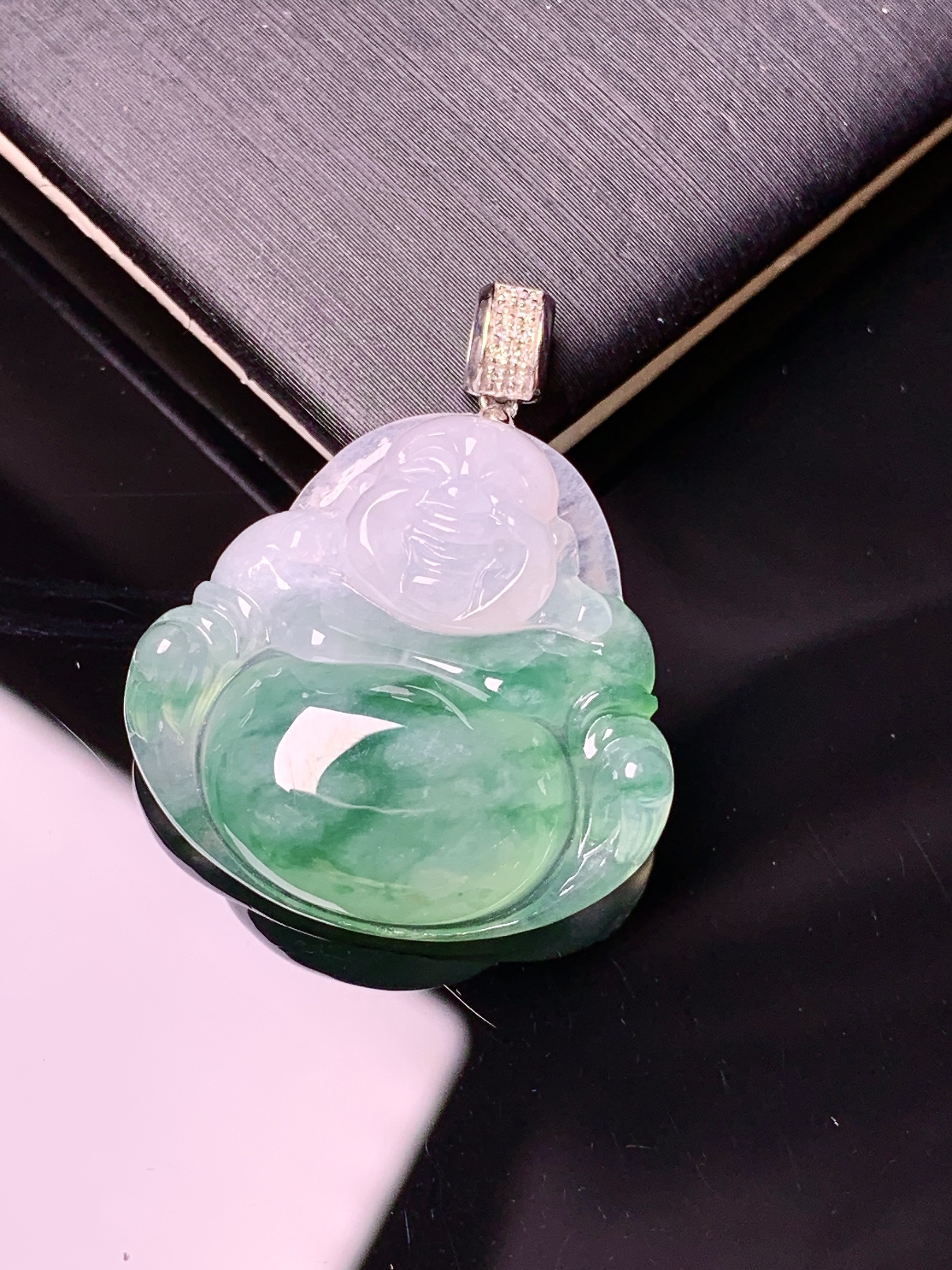 18k金钻镶嵌冰种飘绿佛公吊坠 玉质细腻 色泽艳丽清新 水润亮眼 整体尺寸28*23*6.3d2
