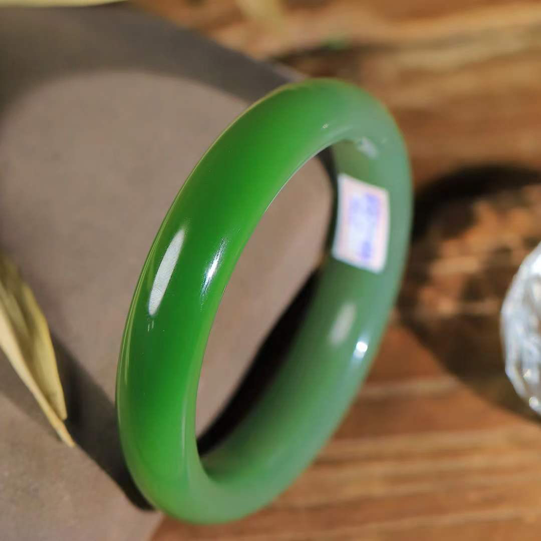 【腕间柔情.手镯】   

收藏级和田玉碧玉手镯 玉质温润细腻 油性十足 古朴秀雅 轻抚岁月的栏杆软香温玉，腕间玉镯轻轻晃动，令人情动心间，撷一缕月末的芬芳，把心思铺陈，时光静美，惟有你最温柔。重52.5克   尺寸55.5-12.6-8.5mm 17302278YY