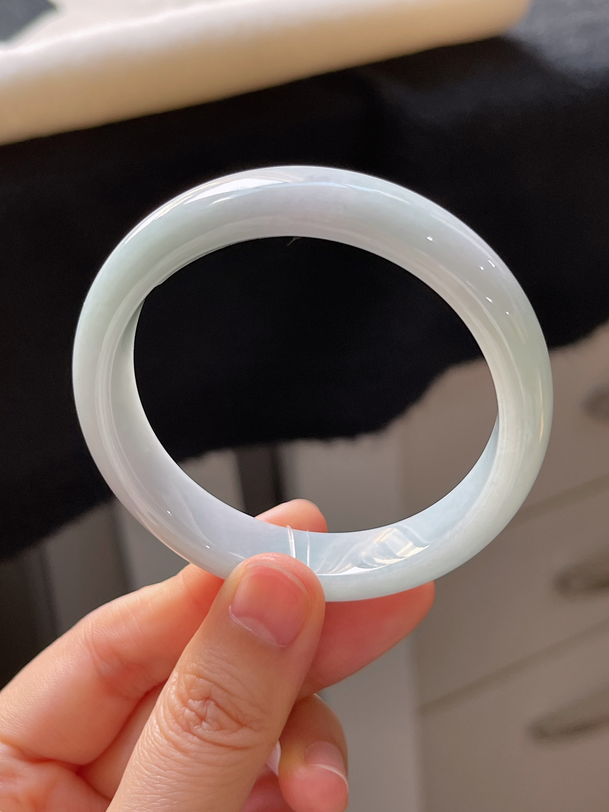 正圈52.4圈口，翡翠糯化种淡绿色手镯