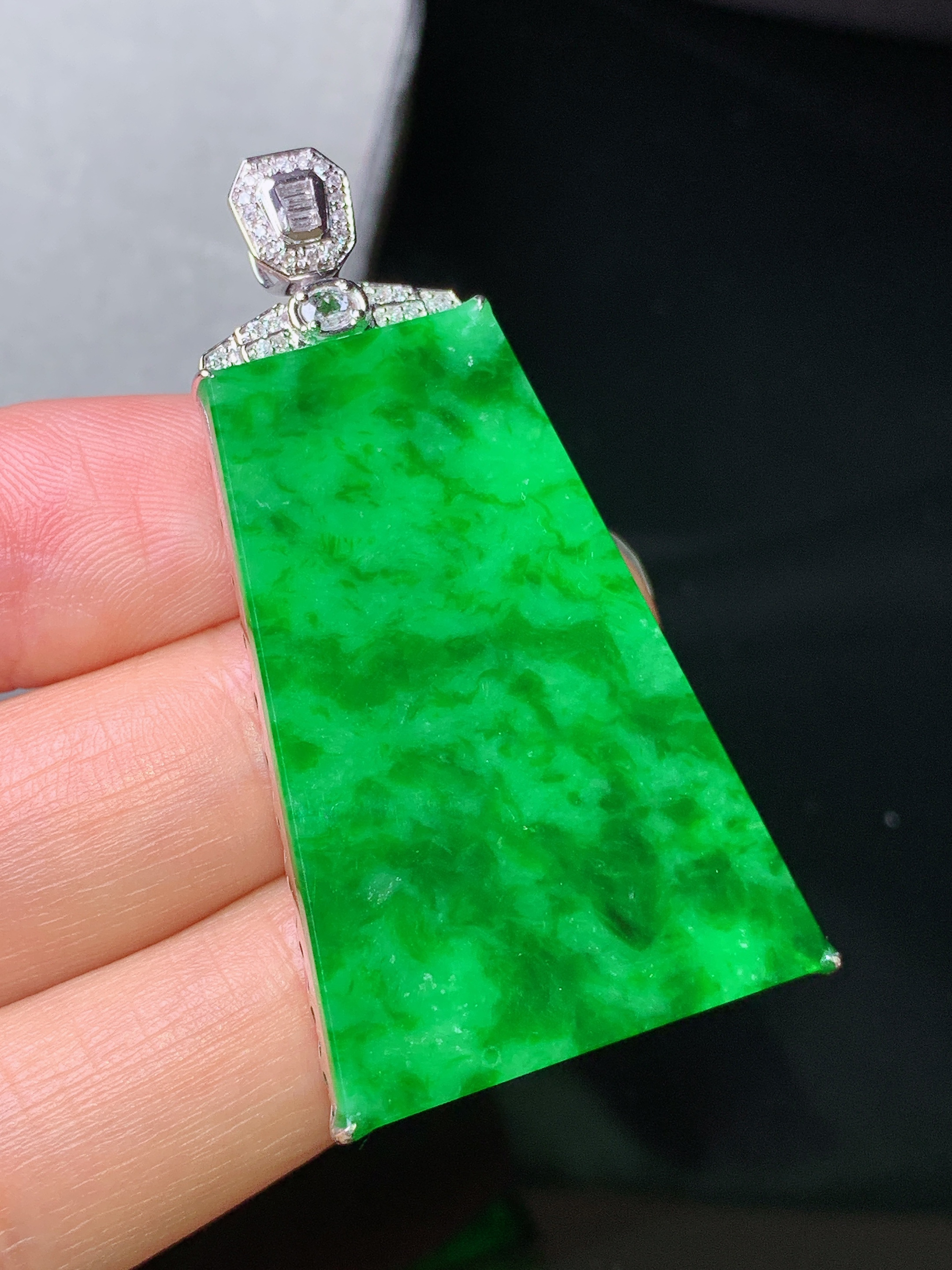 18k金钻镶嵌翠绿无事牌吊坠 玉质细腻 色泽艳丽清新 水润亮眼 整体尺寸48.3*25.8*5.3b1