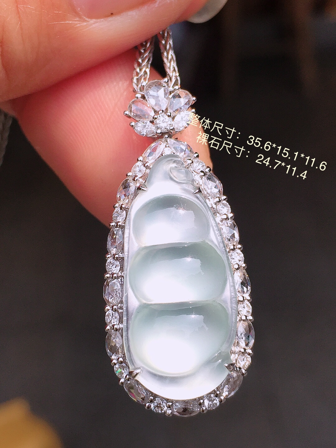 冰种福豆吊坠，玉质细腻，荧光感超
强，饱满圆润，尽显优雅气质，18k
金豪华镶嵌