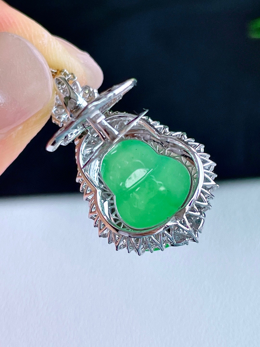 高冰甜阳绿葫芦吊坠  

【整体】33-19-12.8
【裸石】17.8-15.4-5.7