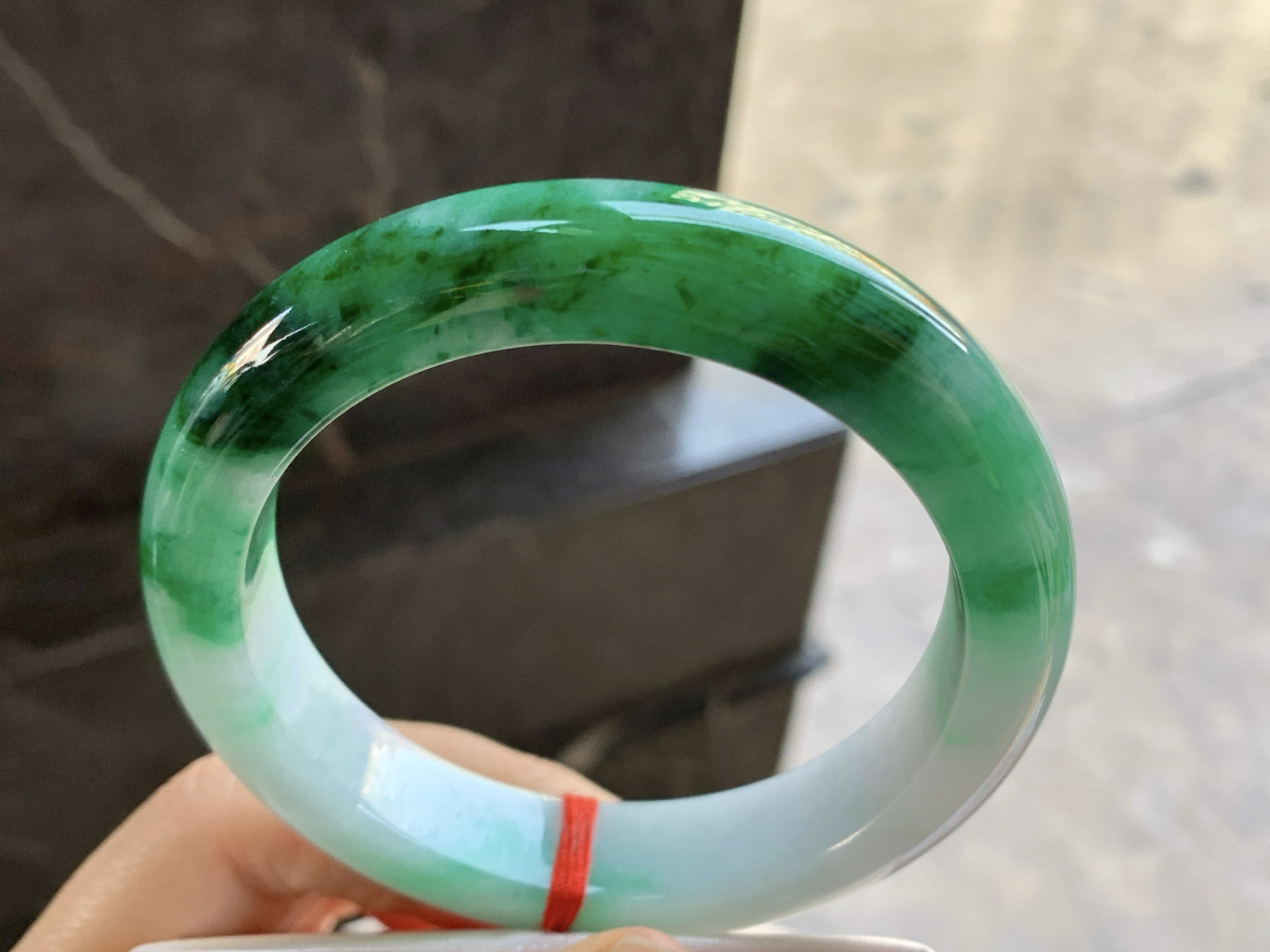 60-13.4-9.7

浓绿色手镯^_^鲜艳 玉质温润