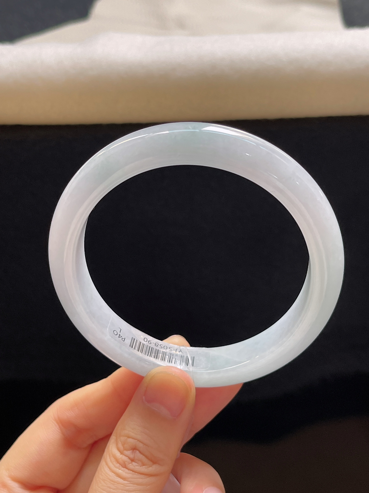 正圈58圈口，翡翠糯化种淡绿色手镯