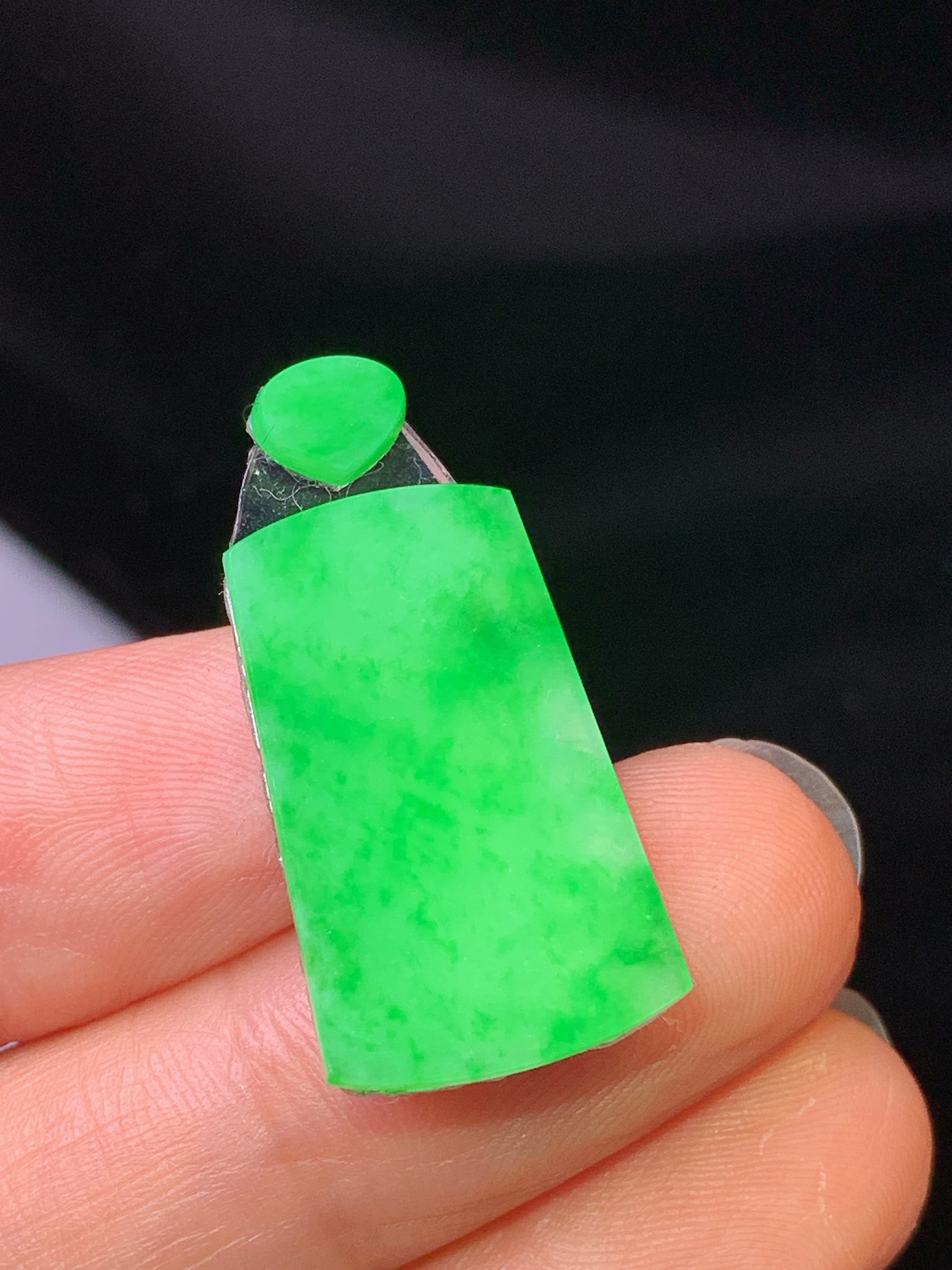 镶嵌款 翠绿无事牌吊坠 玉质细腻 色泽艳丽清新 水润亮眼 整体尺寸22.8*13.7*2*2x