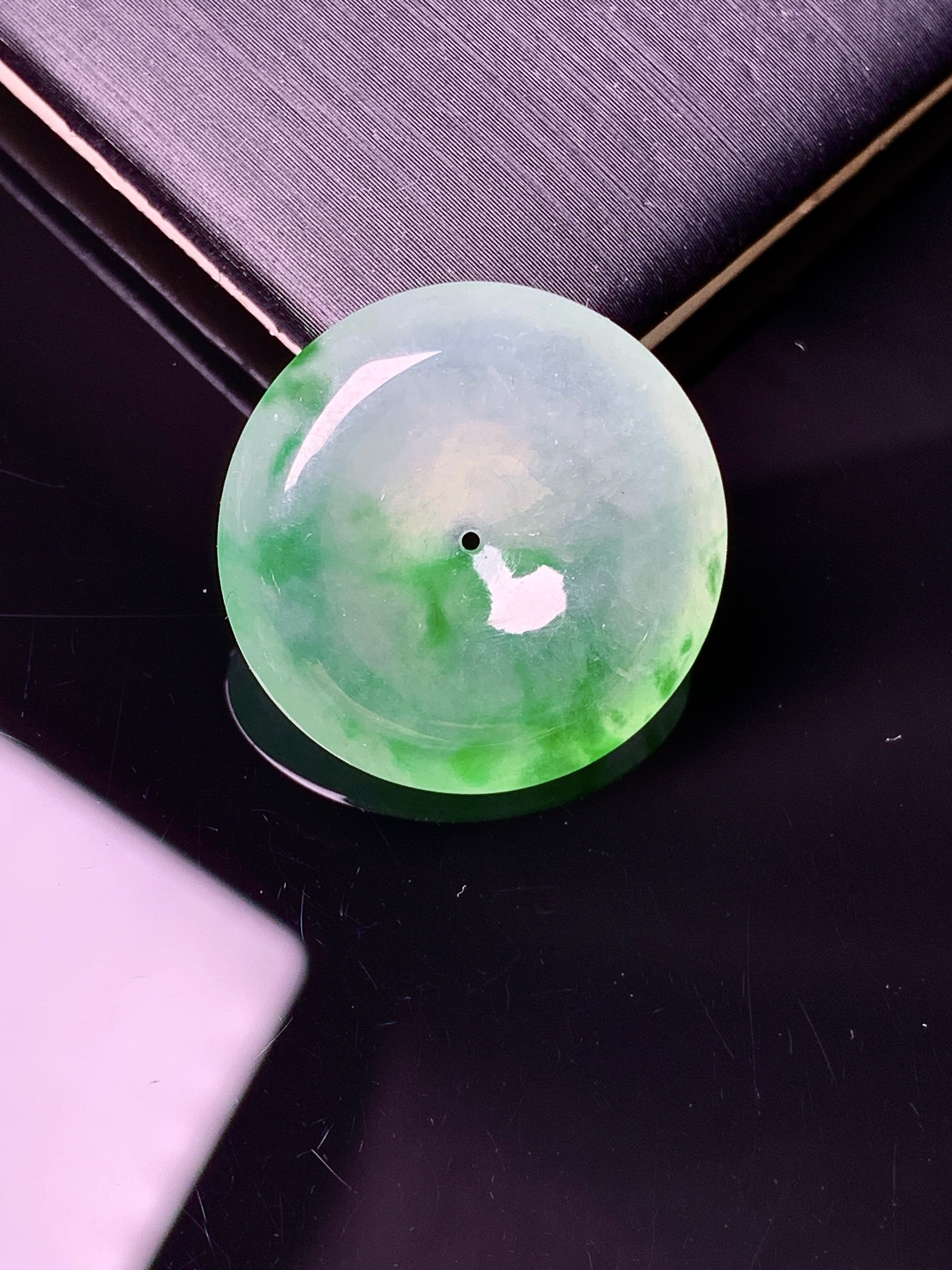 冰种飘绿平安扣吊坠 玉质细腻 色泽艳丽清新 水润亮眼 整体尺寸21.6*6d3