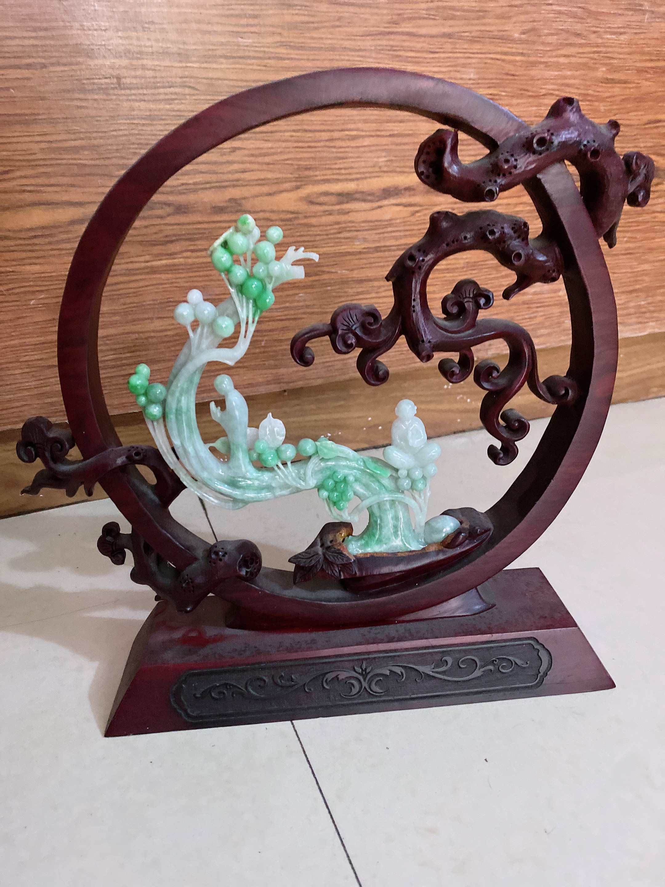 天然翡翠精雕飘绿，俏黄三彩悟道摆件 约裸石尺寸175*140*13mm 精美底座尺寸295*310*80mm，zz以图片为准