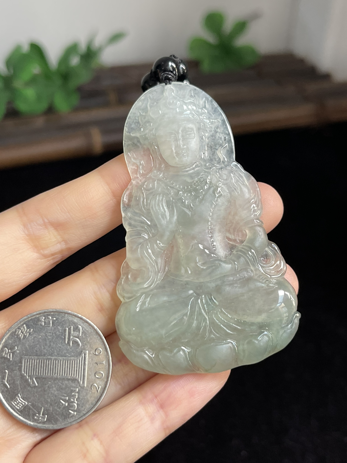 翡翠冰糯种淡绿色吊坠，配珠未测