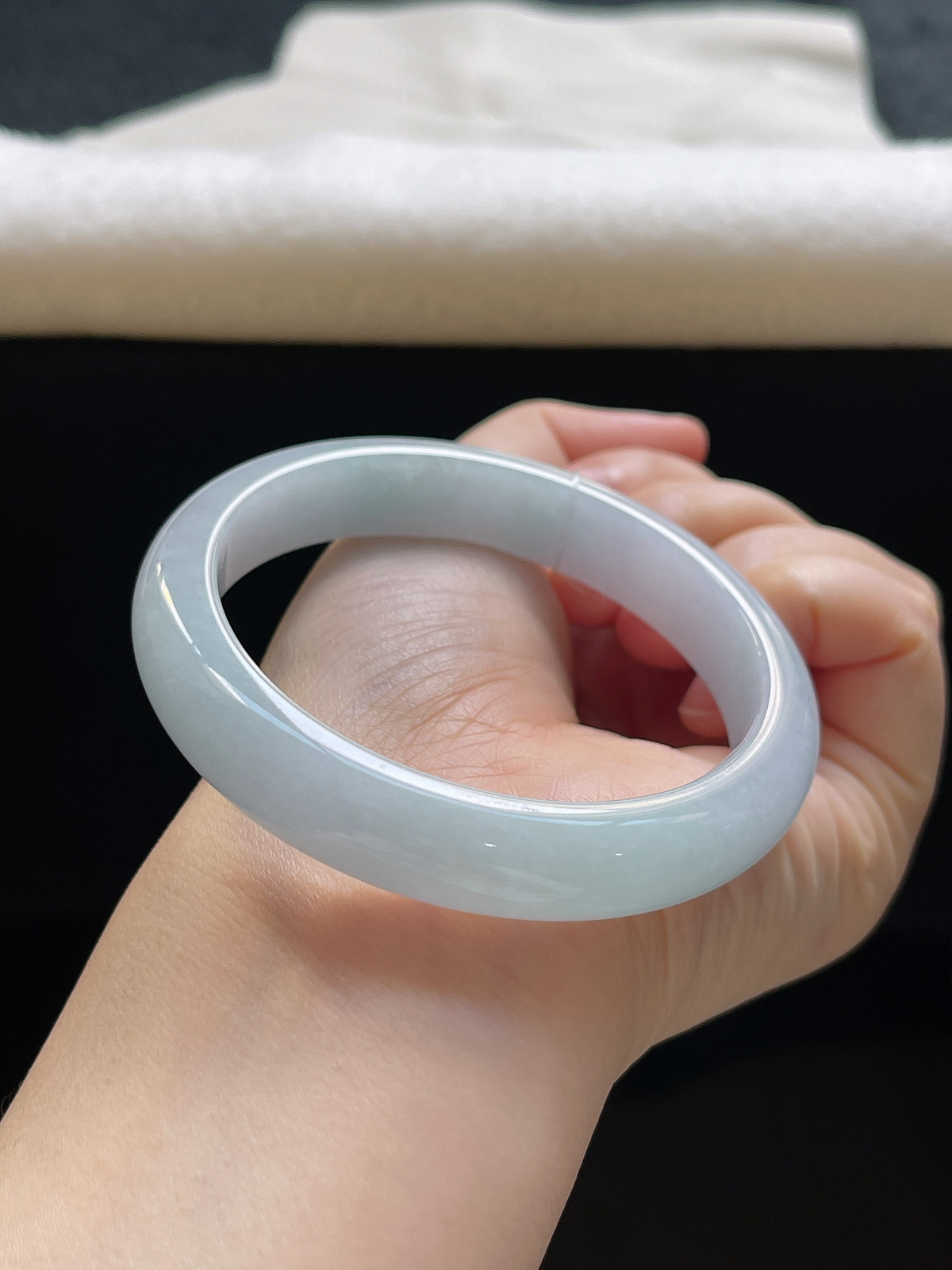 正圈58圈口，翡翠糯化种淡绿色手镯