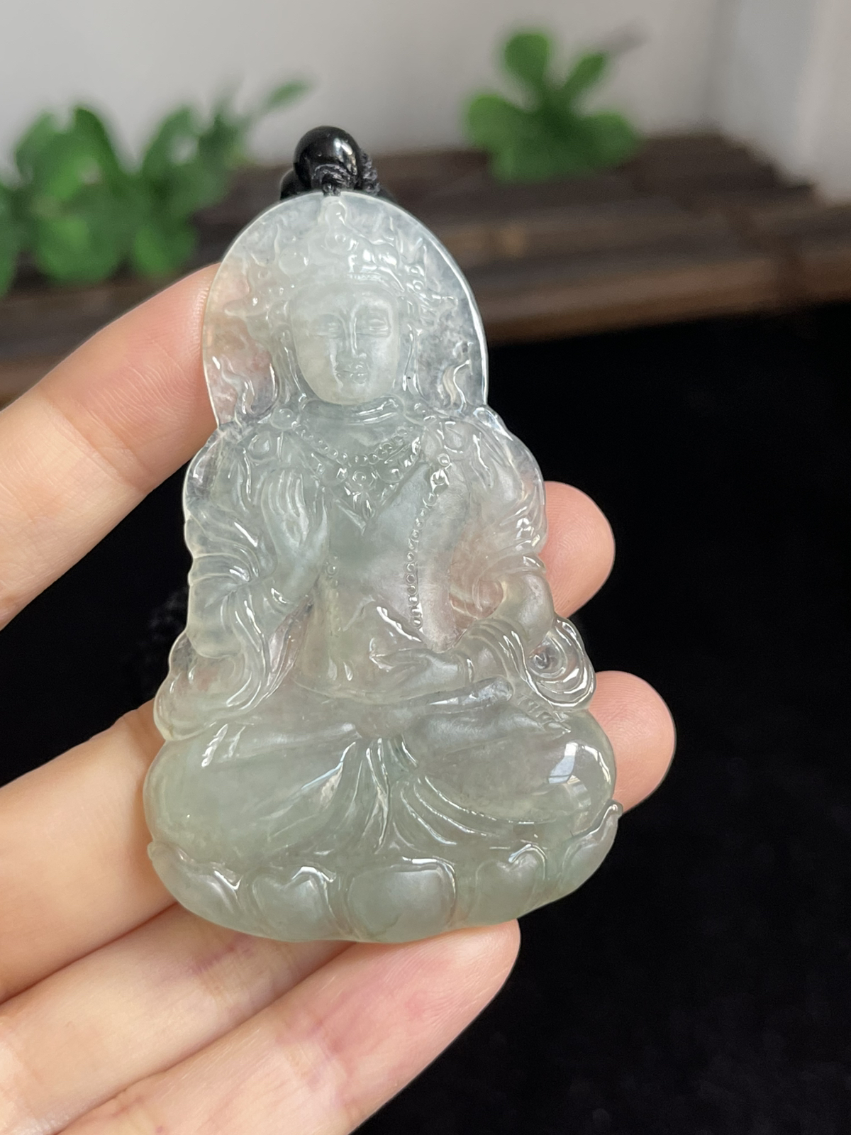 翡翠冰糯种淡绿色吊坠，配珠未测