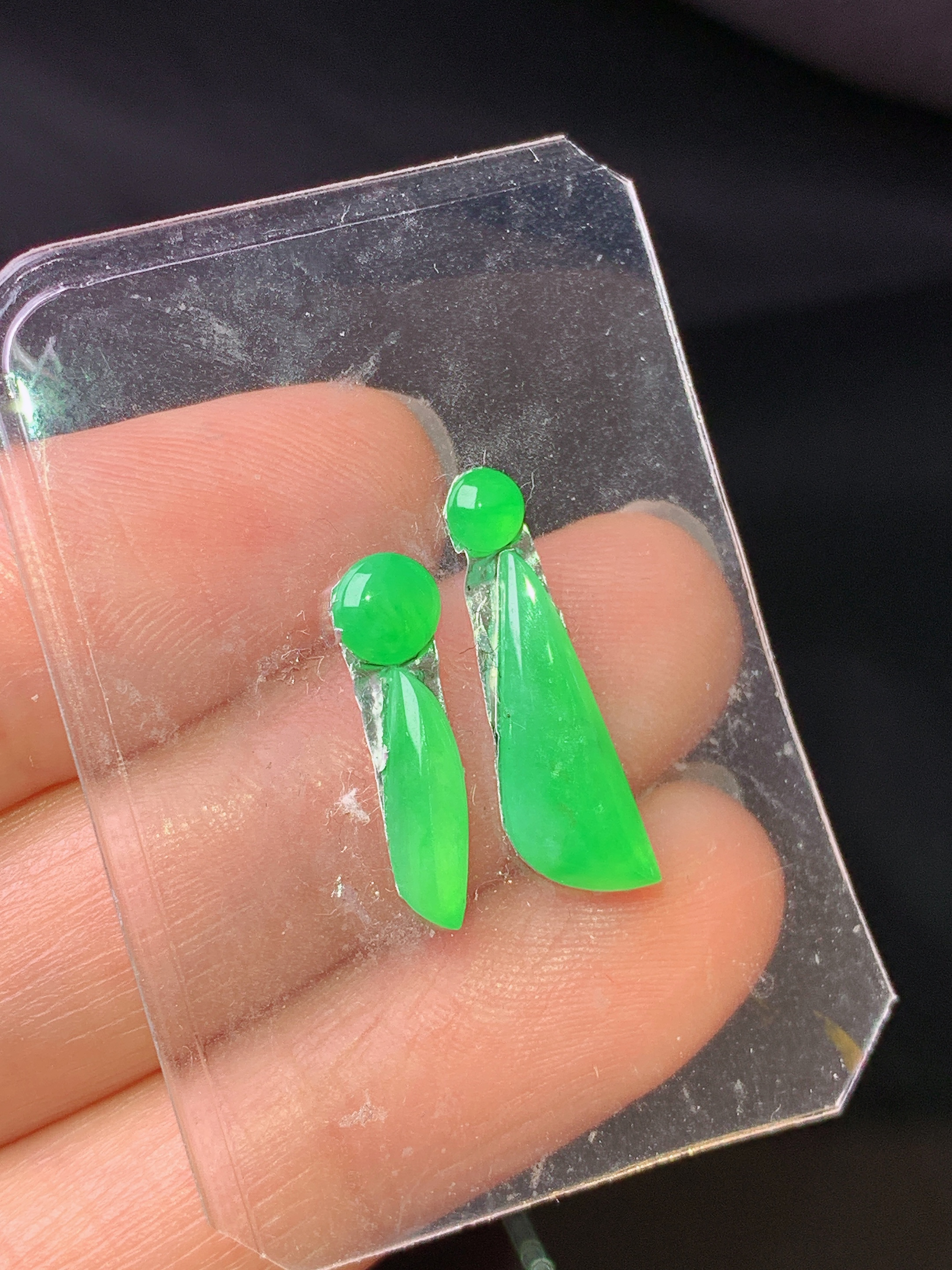 翠绿随形一对 玉质细腻 色泽艳丽清新 水润亮眼 整体尺寸16*5.6*3.2L2