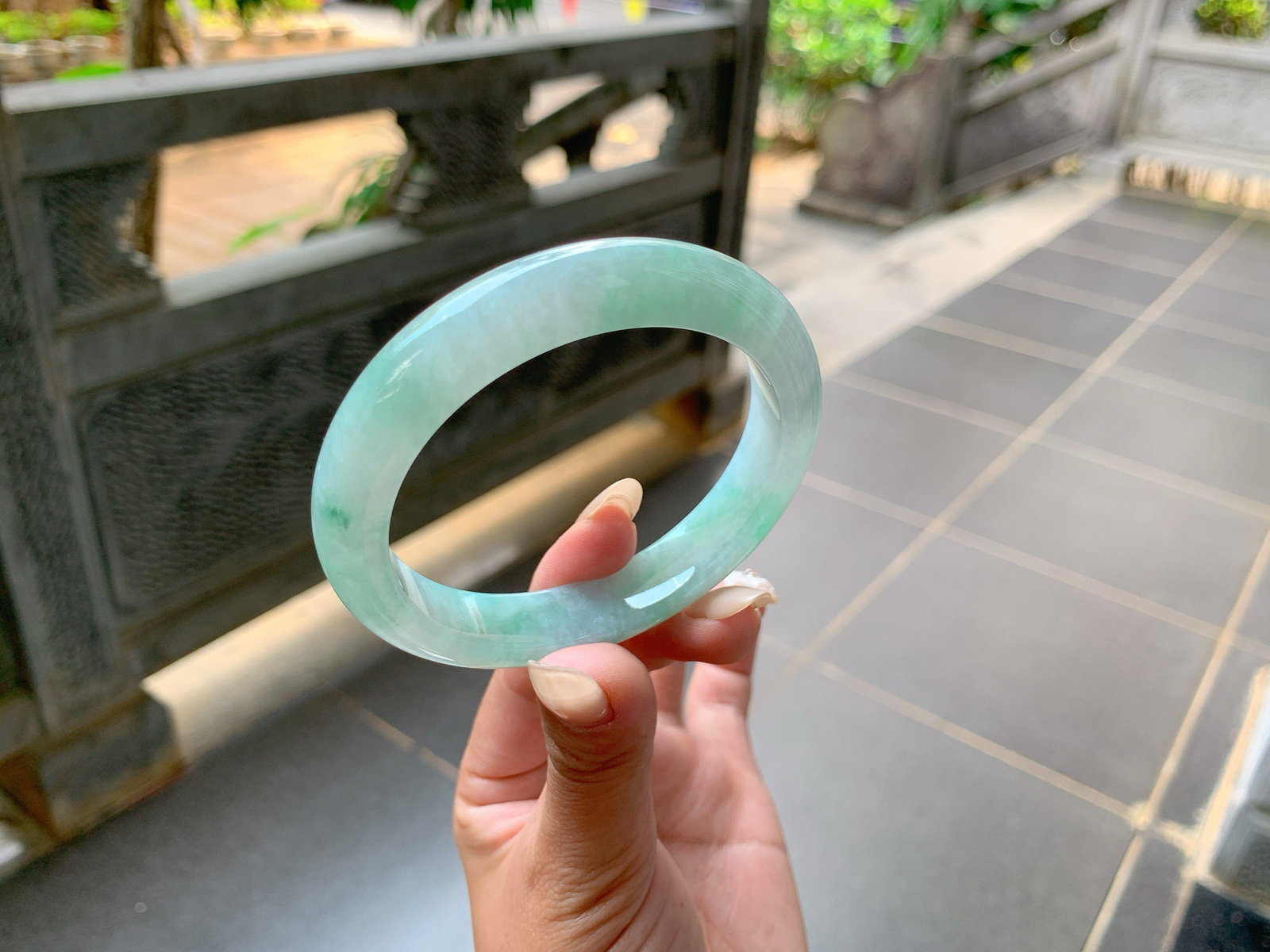 ｜58圈口
冰飘花翡翠手镯，飘绿花，花色散落于整圈，青翠，飘逸灵动，