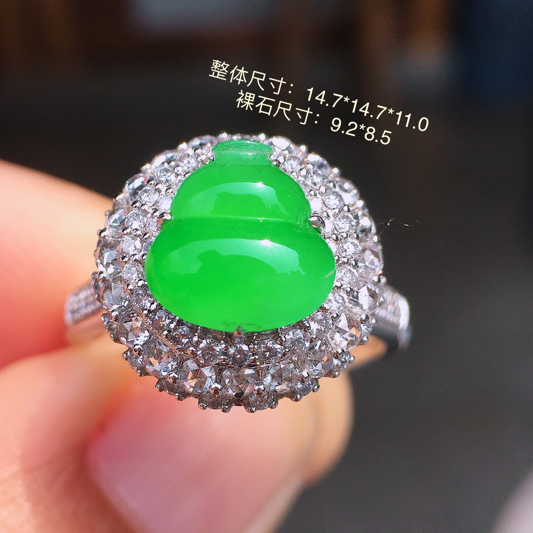 阳绿葫芦戒指，色泽均匀艳丽，玉质细腻，荧光感超
强，饱满圆润，尽显优雅气质，18k
金豪华镶嵌