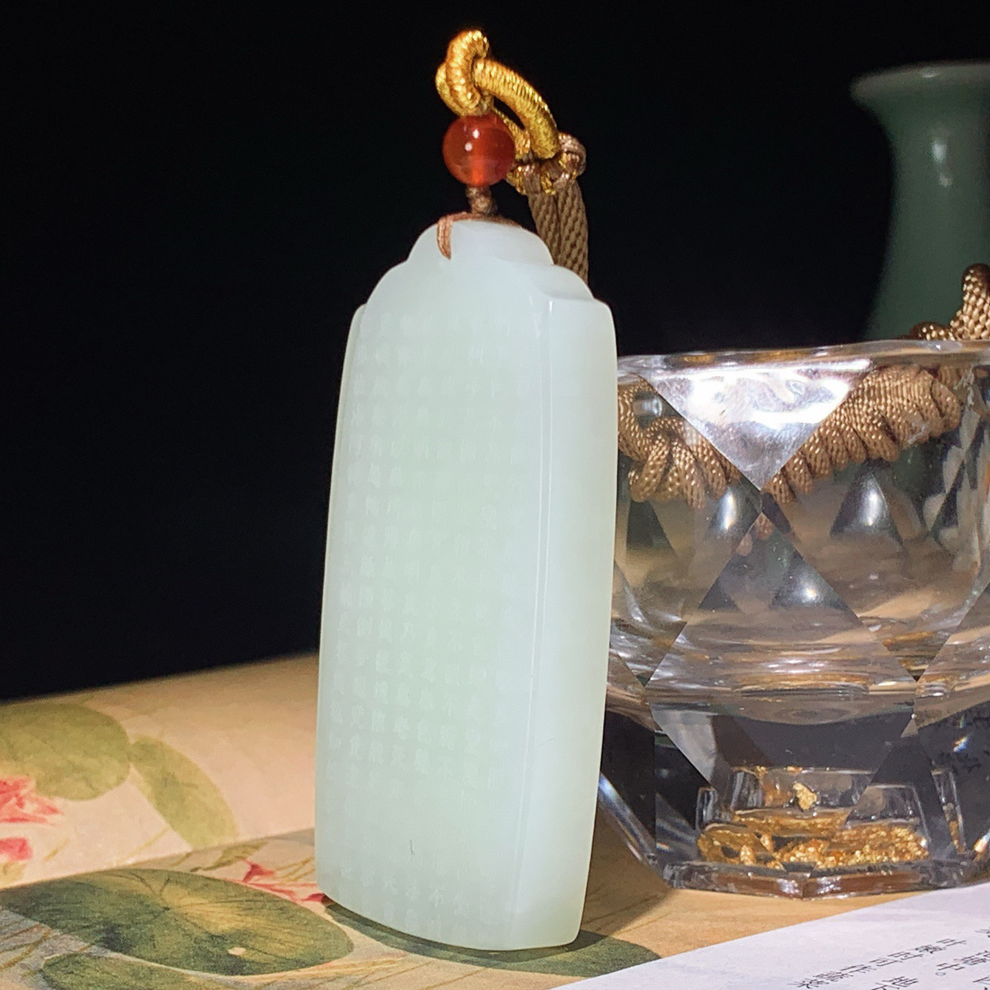和田玉白玉心经牌子挂件。尺寸61/32/8重44克。白度一级。玉质细腻油润 底色纯净 脂粉好，品质好