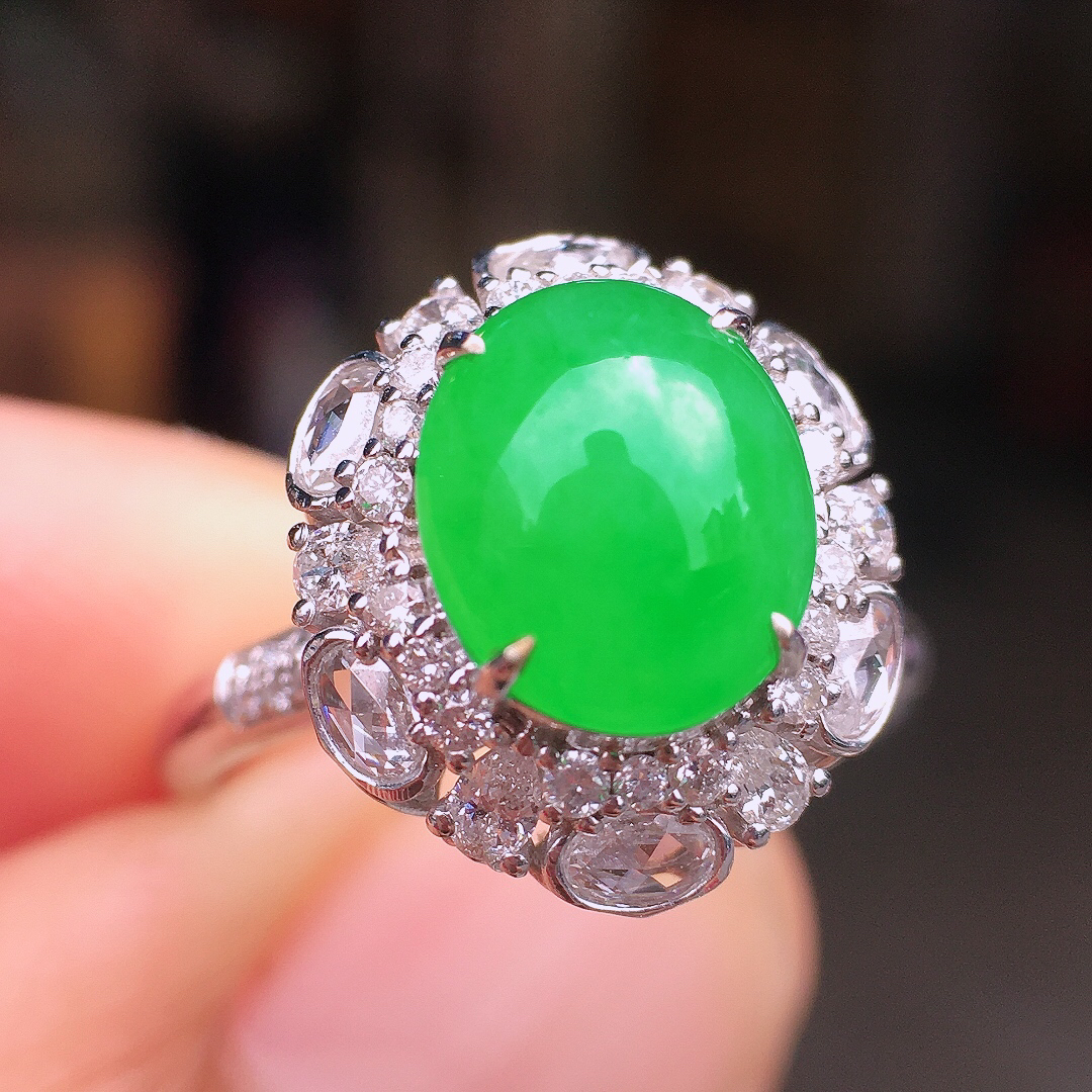 阳绿蛋面戒指，色泽均匀艳丽，玉质细腻，荧光感超
强，饱满圆润，尽显优雅气质，18k
金豪华镶嵌