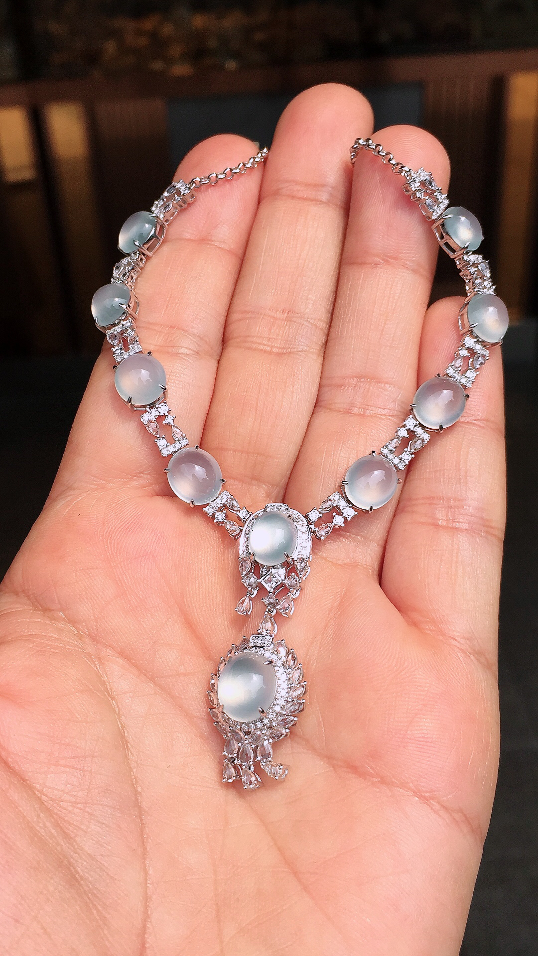 冰种蛋面晚装项链，玉质细腻，荧光感超
强，饱满圆润，尽显优雅气质，18k
金豪华镶嵌