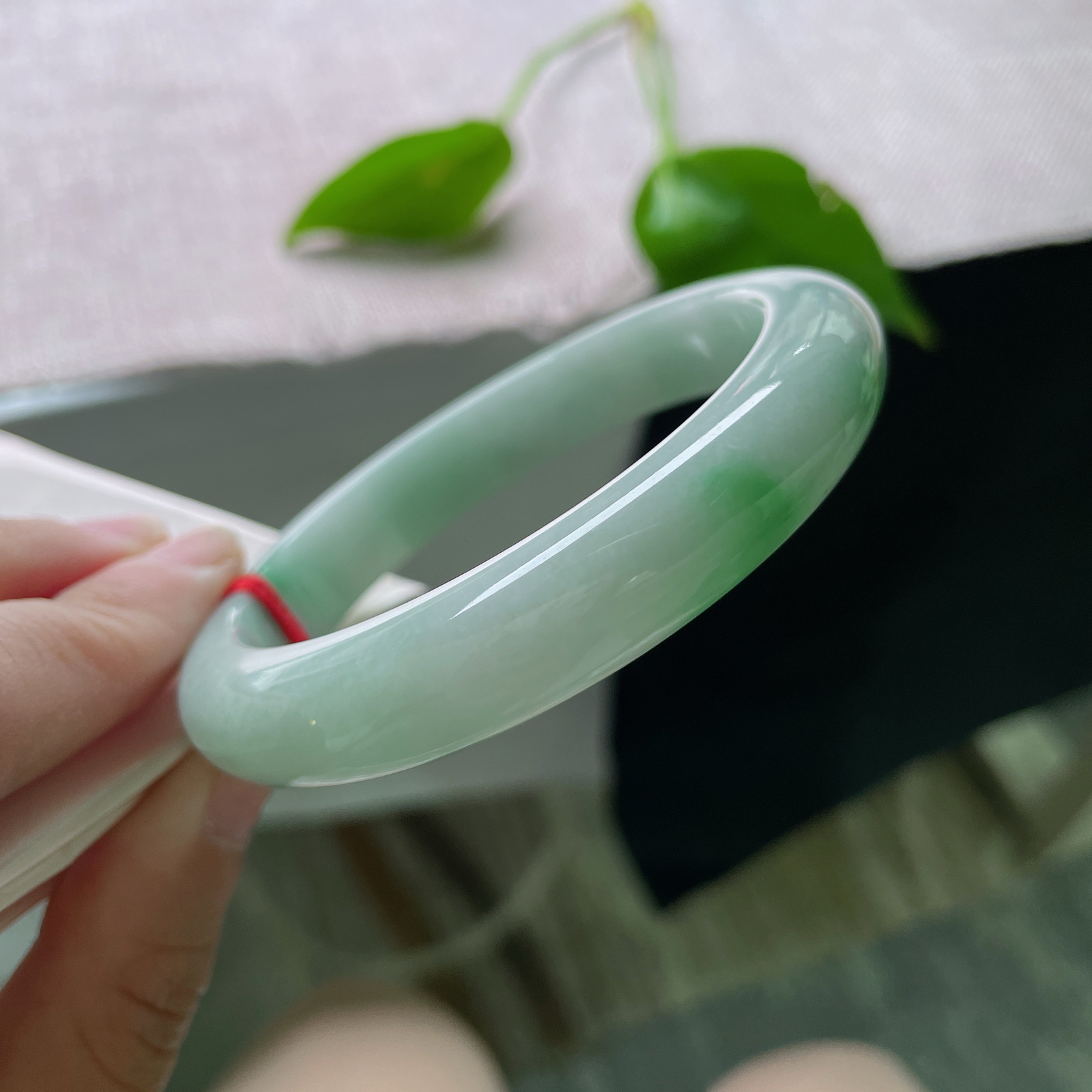 59.6/12/8.6，飘绿正圈，俏色点缀，精致玲珑，水润，质地温润细腻，皮纹