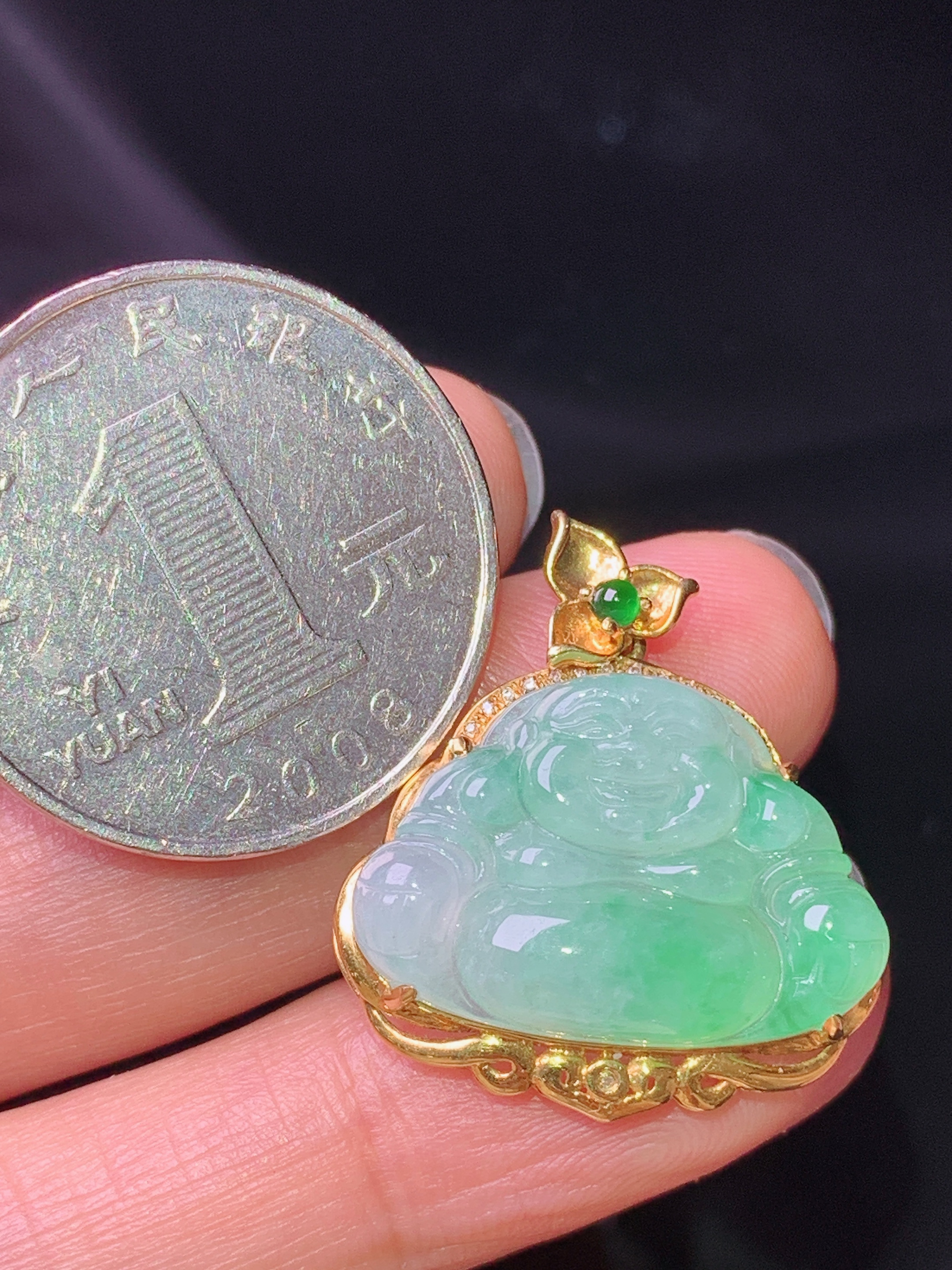 18k金钻镶嵌飘绿佛公吊坠 玉质细腻 色泽艳丽清新 水润亮眼 整体尺寸26*23.2*7.3m1