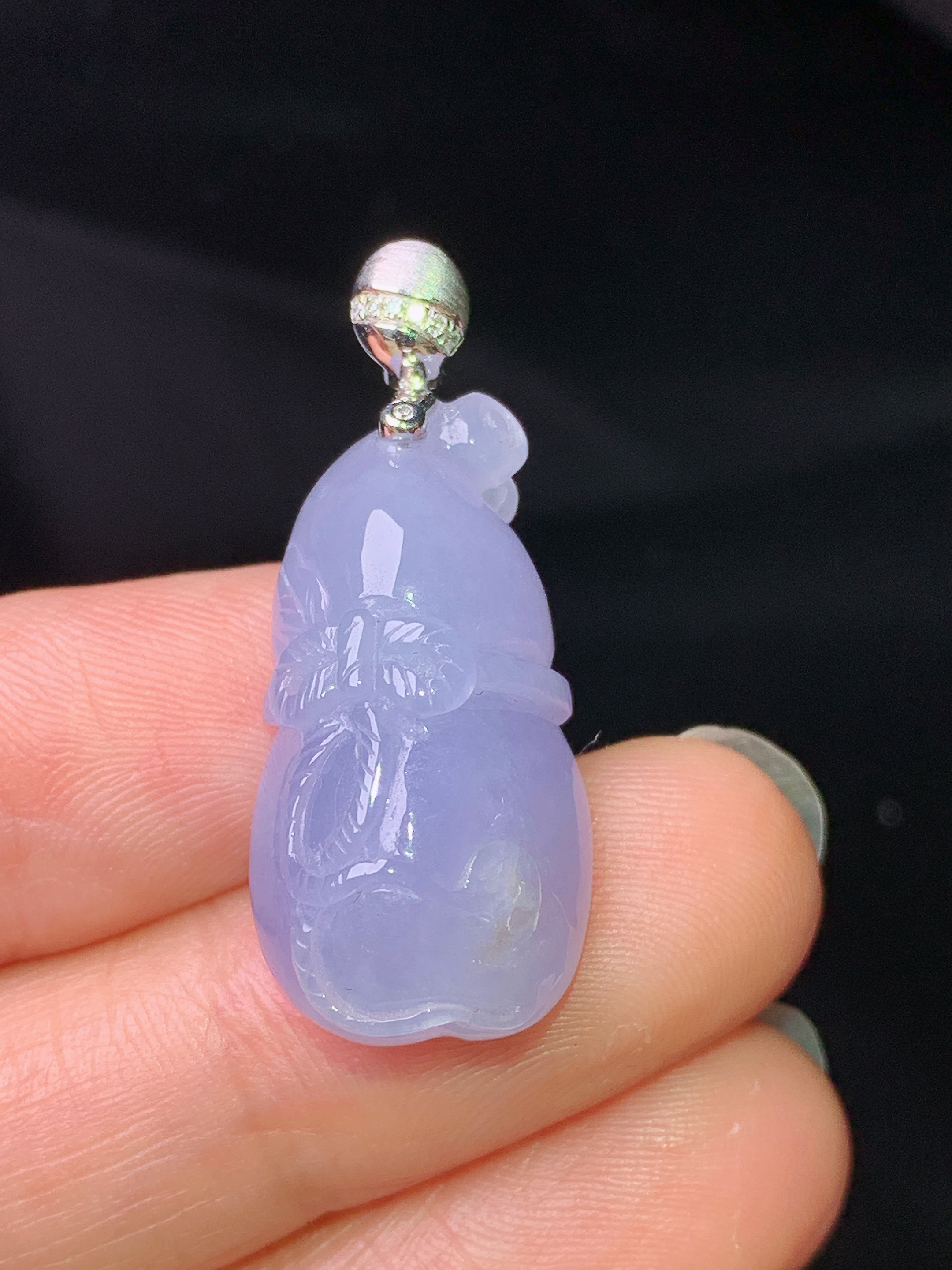 18k金钻镶嵌紫罗兰雕花葫芦吊坠 玉质细腻 色泽艳丽清新 水润亮眼 整体尺寸31.7*13.2*9.5b1