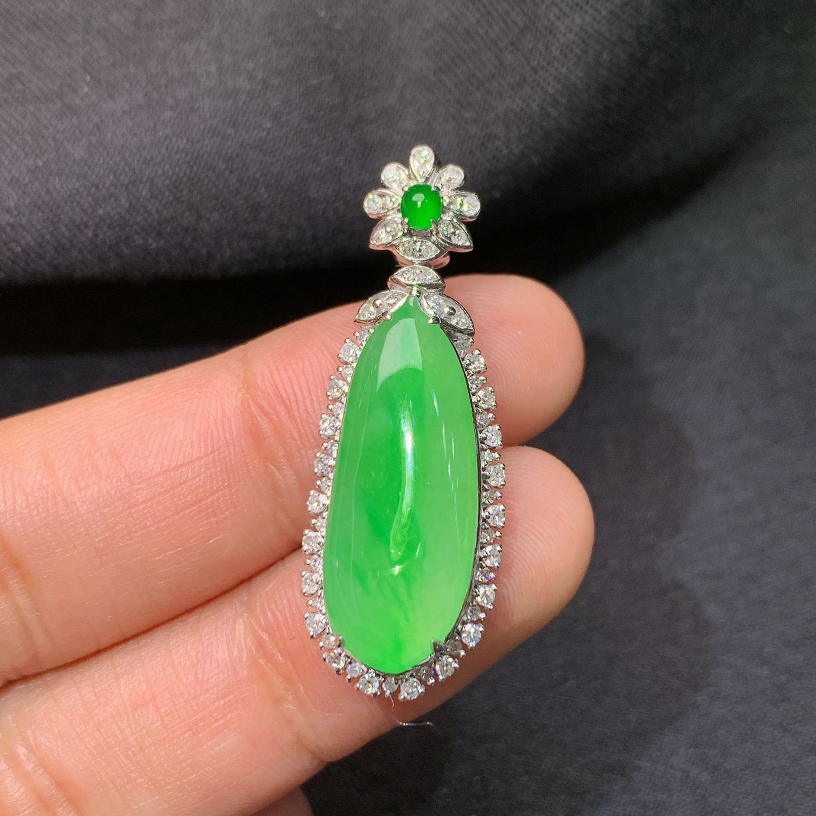 冰阳绿福瓜吊坠，18k金镶嵌，冰润色阳，玉质细腻，种水足，Yh1 尺寸34.6*12.7*7.6