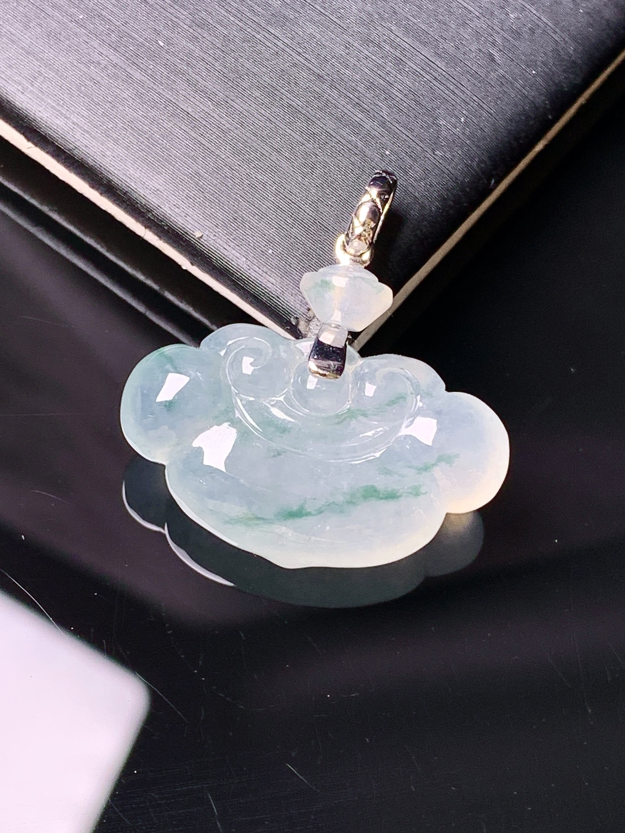 18k金镶嵌冰种如意头吊坠 玉质细腻 色泽艳丽清新 水润亮眼 整体尺寸25.3*23.5*6.5m1