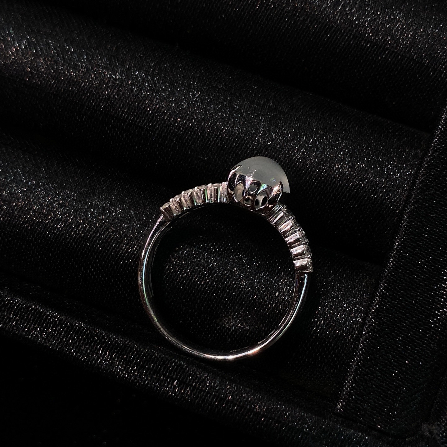 高冰蛋面戒指 
冰纯饱满，温润起光，纯净无暇
18k金镶嵌，佩戴优雅精致
尺寸如图一  实物更美～