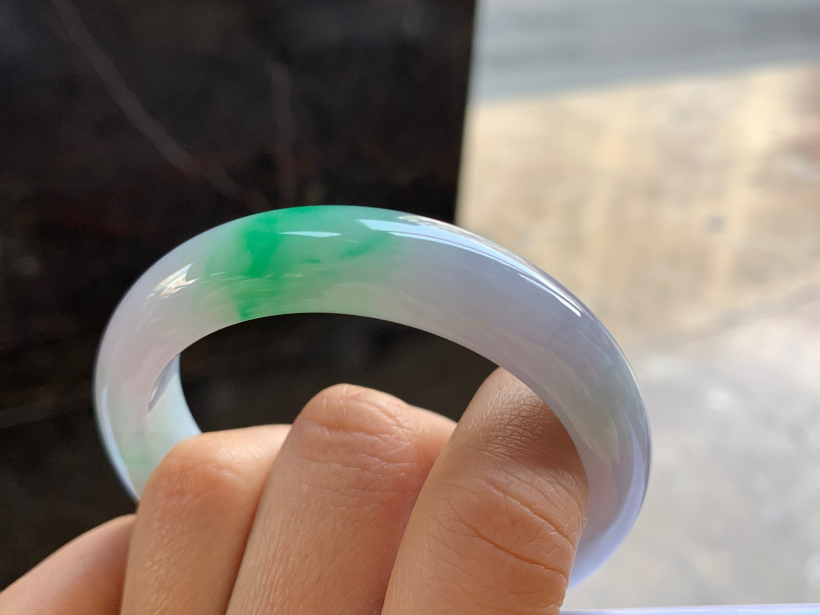 51.5-12.8-8

春带彩手镯^_^玉质温润 颜色鲜艳